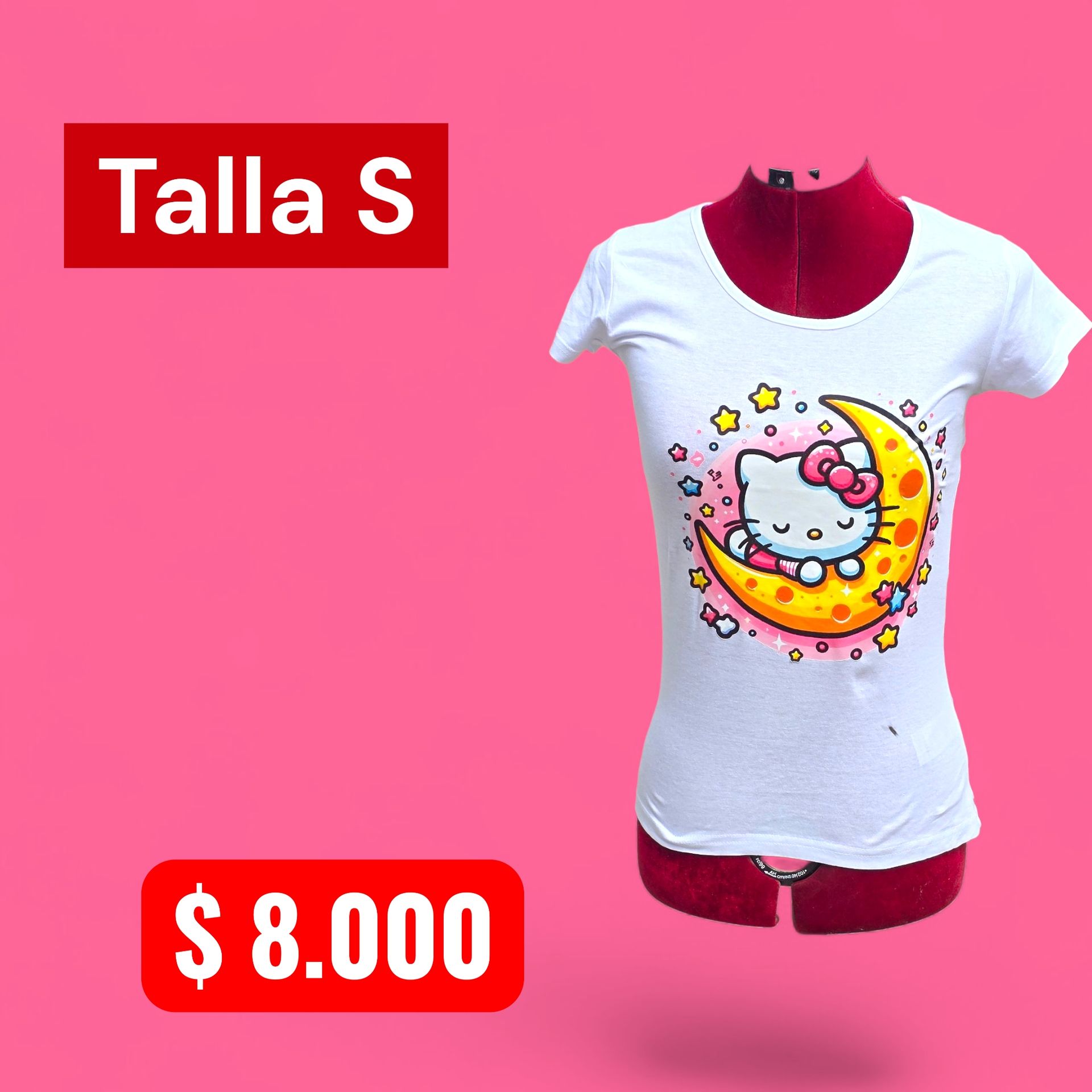 Mujer rapada, vestida con vaqueros negros rotos y una camiseta de Hello Kitty, posando en una iglesia abandonada.