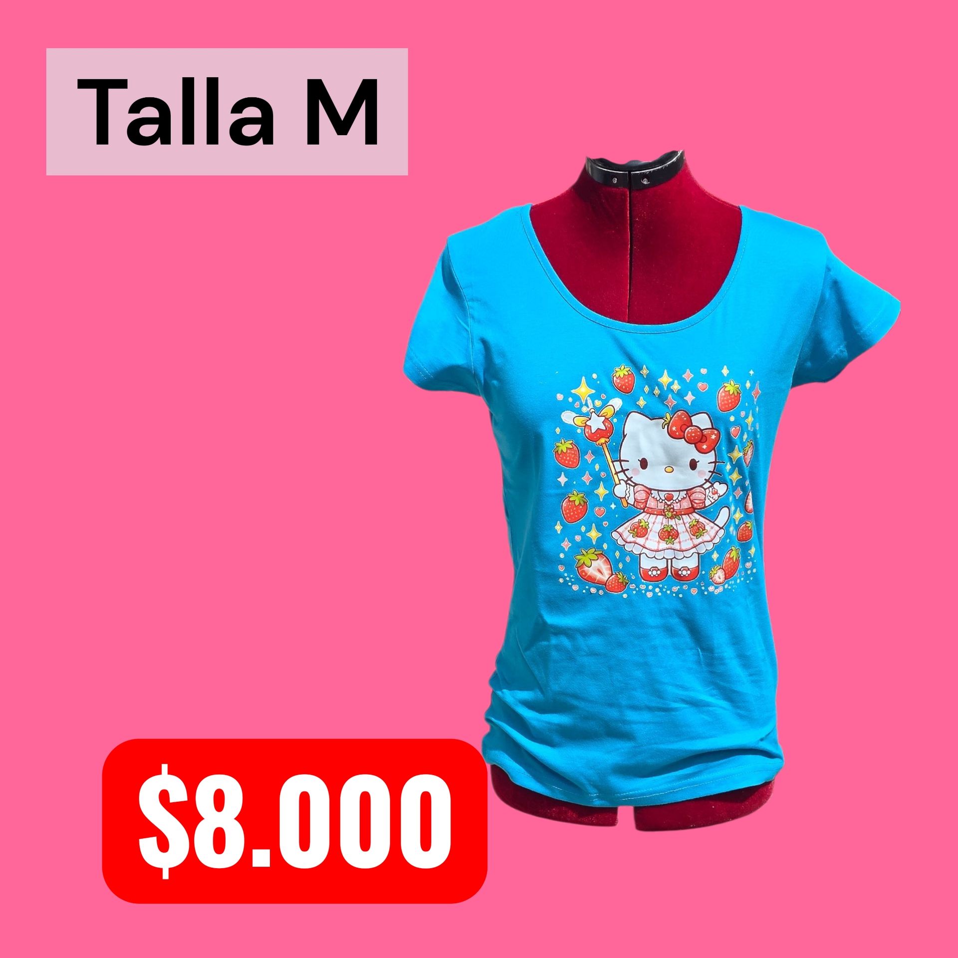 Mujer con camiseta de Hello Kitty, falda de fresas y botas, sosteniendo una cesta de fresas, de pie en una azotea.