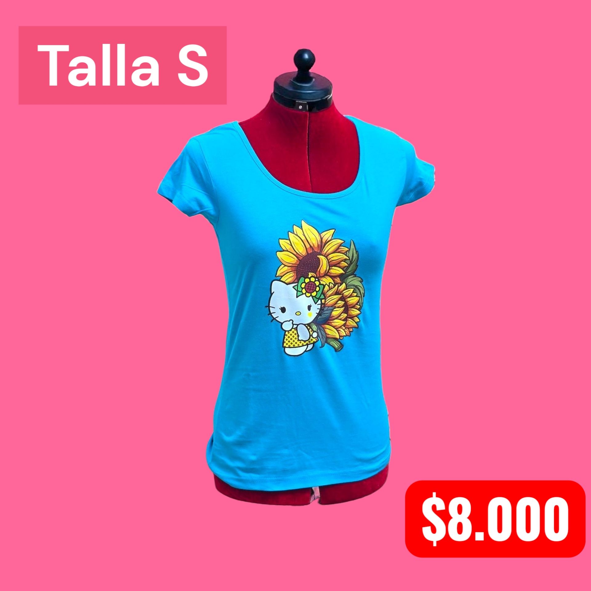 Mujer con camiseta azul estampada y pantalones de cuadros, de pie en el interior.