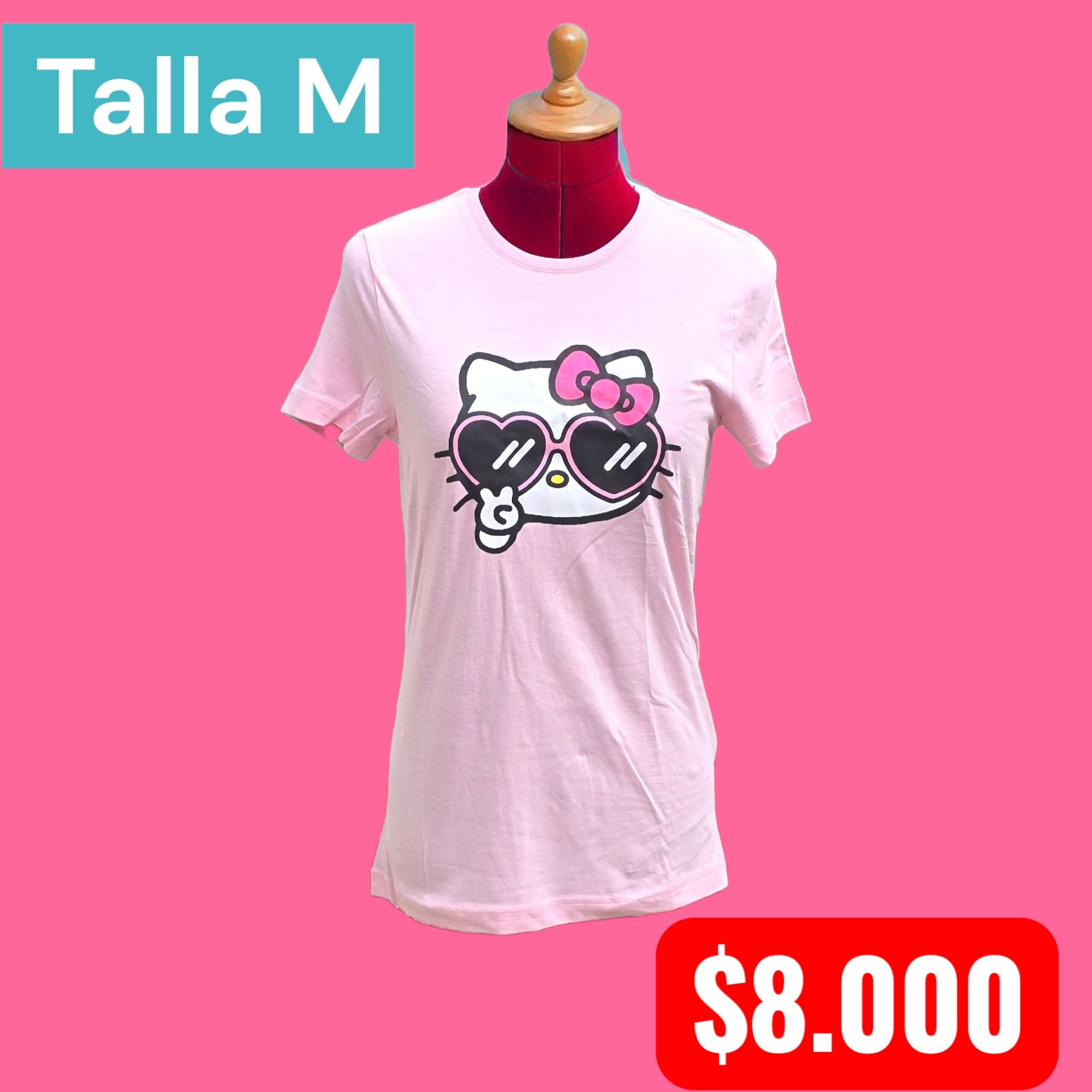 Persona con la cabeza rapada, camiseta rosa de Hello Kitty, vaqueros negros, botas y chaqueta de cuero en un callejón.