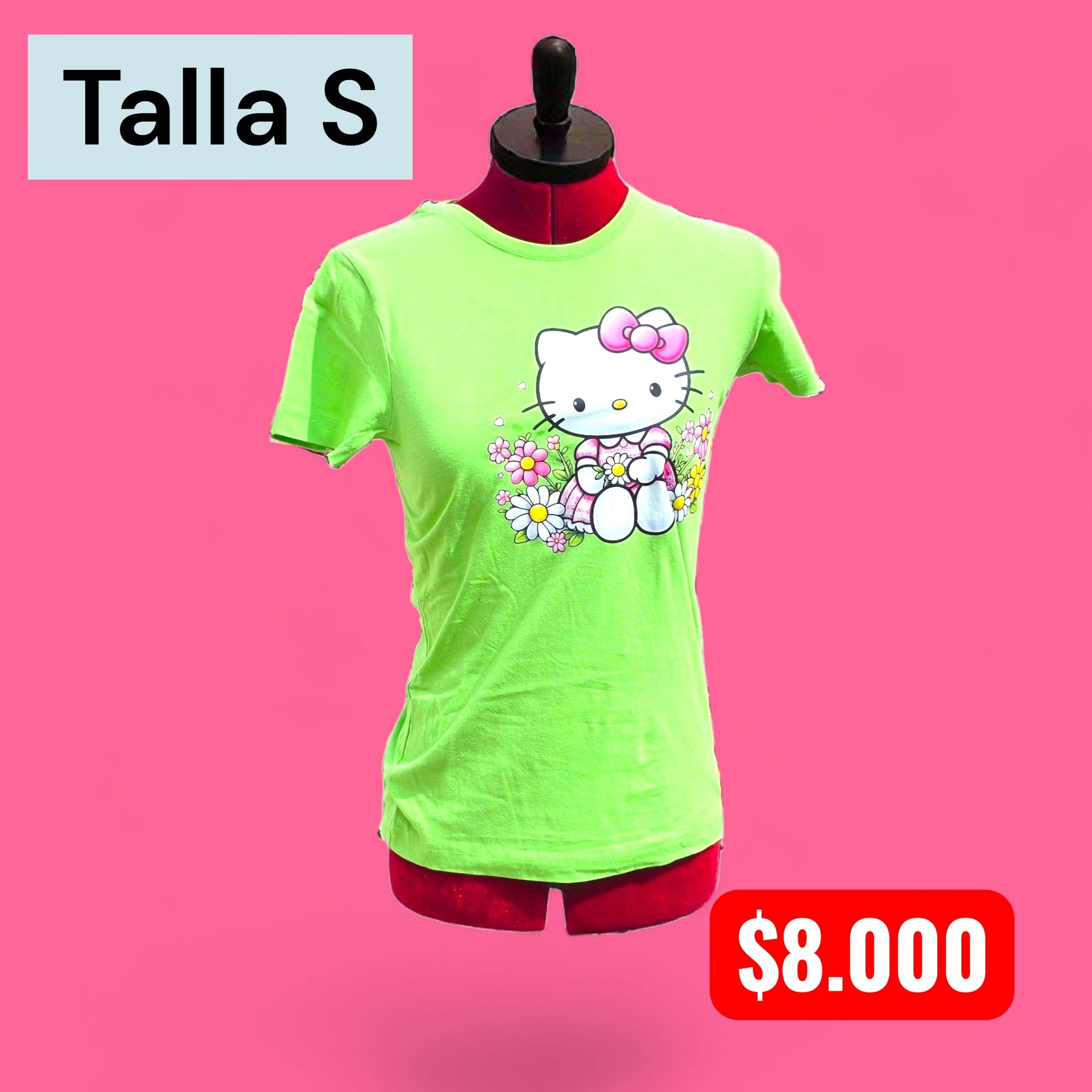 Una mujer con una camiseta verde de Hello Kitty y pantalones rojos a cuadros está de pie en un café.