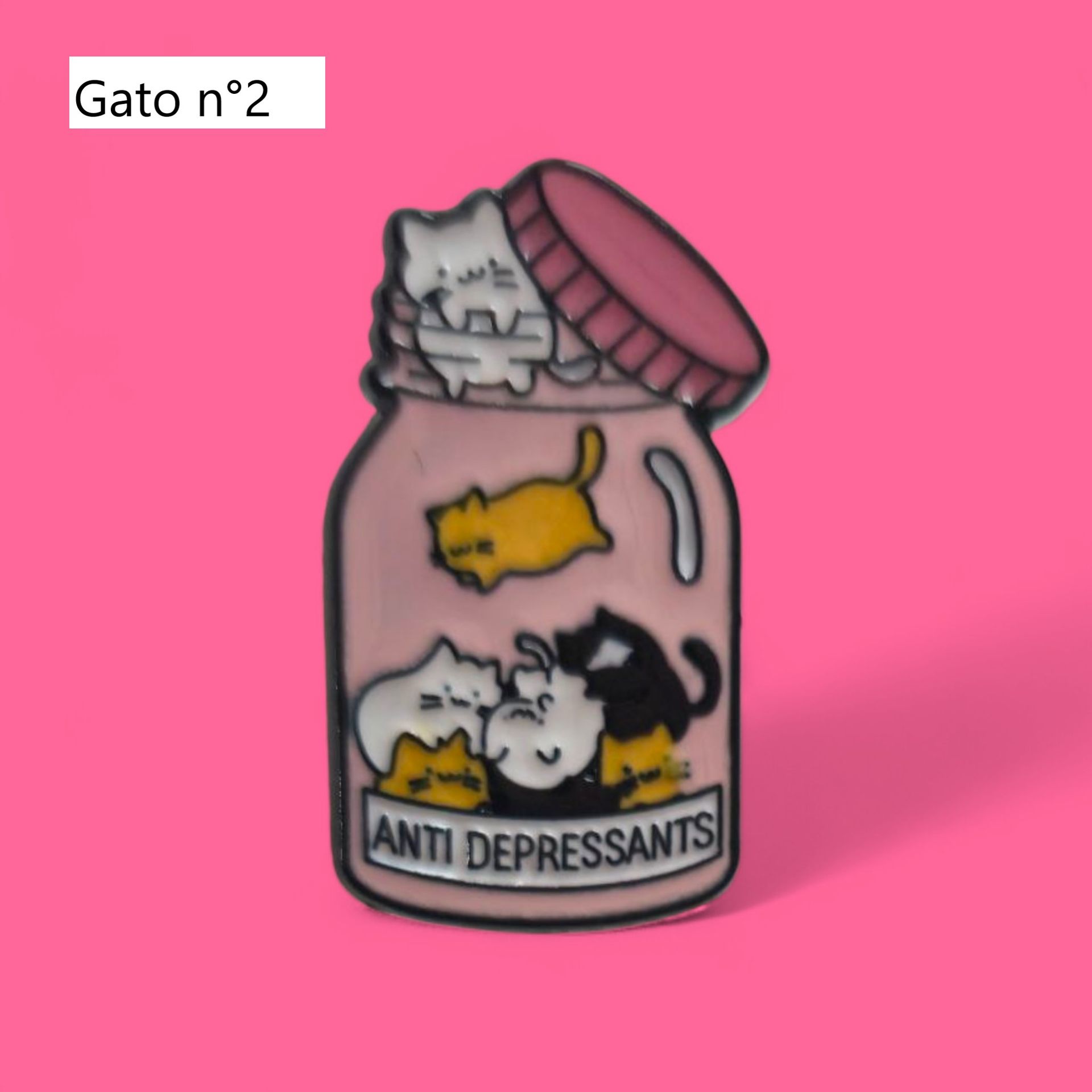 Un gato blanco en una cesta de hilo, con agujas rosas, sobre un fondo rosa.