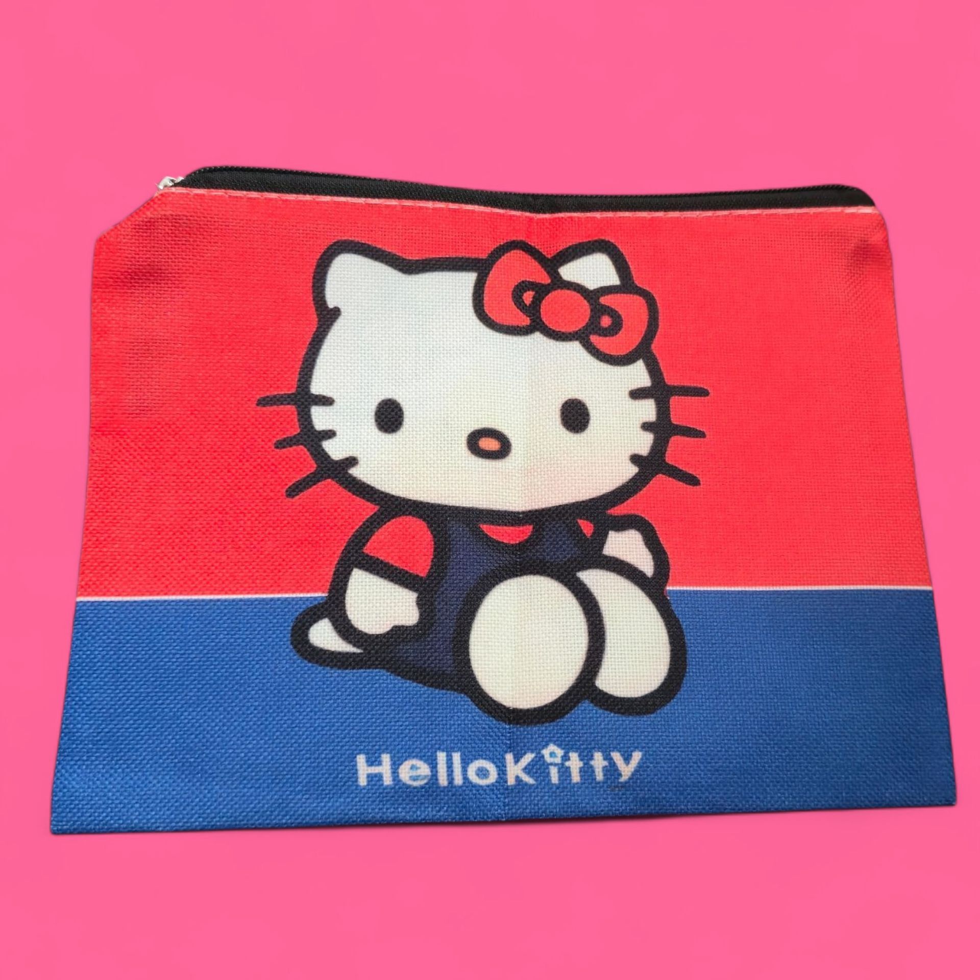 Estuche de lápices Hello Kitty, fondo rojo y azul.