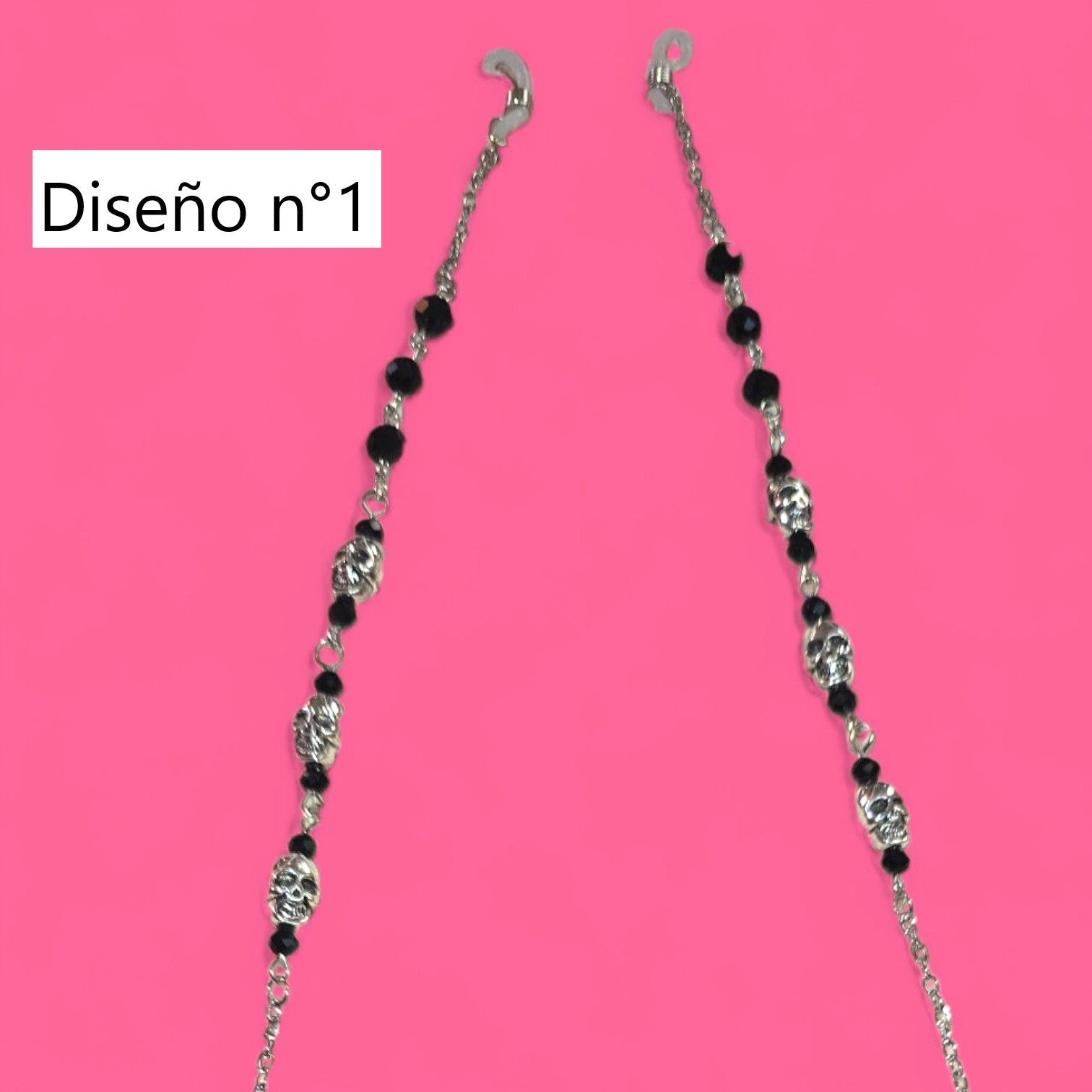 Cadena para gafas de plata con cuentas negras y fondo rosa.