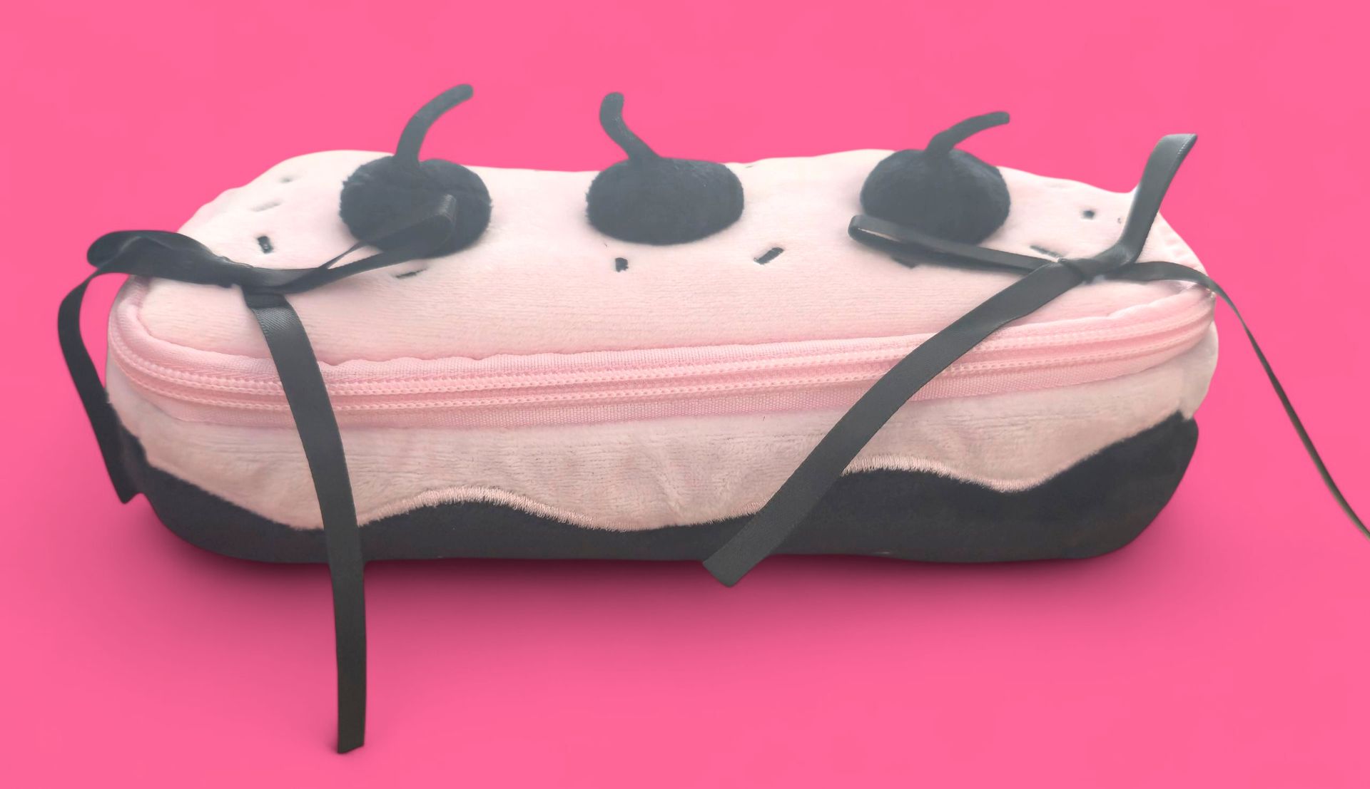 Estuche con forma de pastel rosado