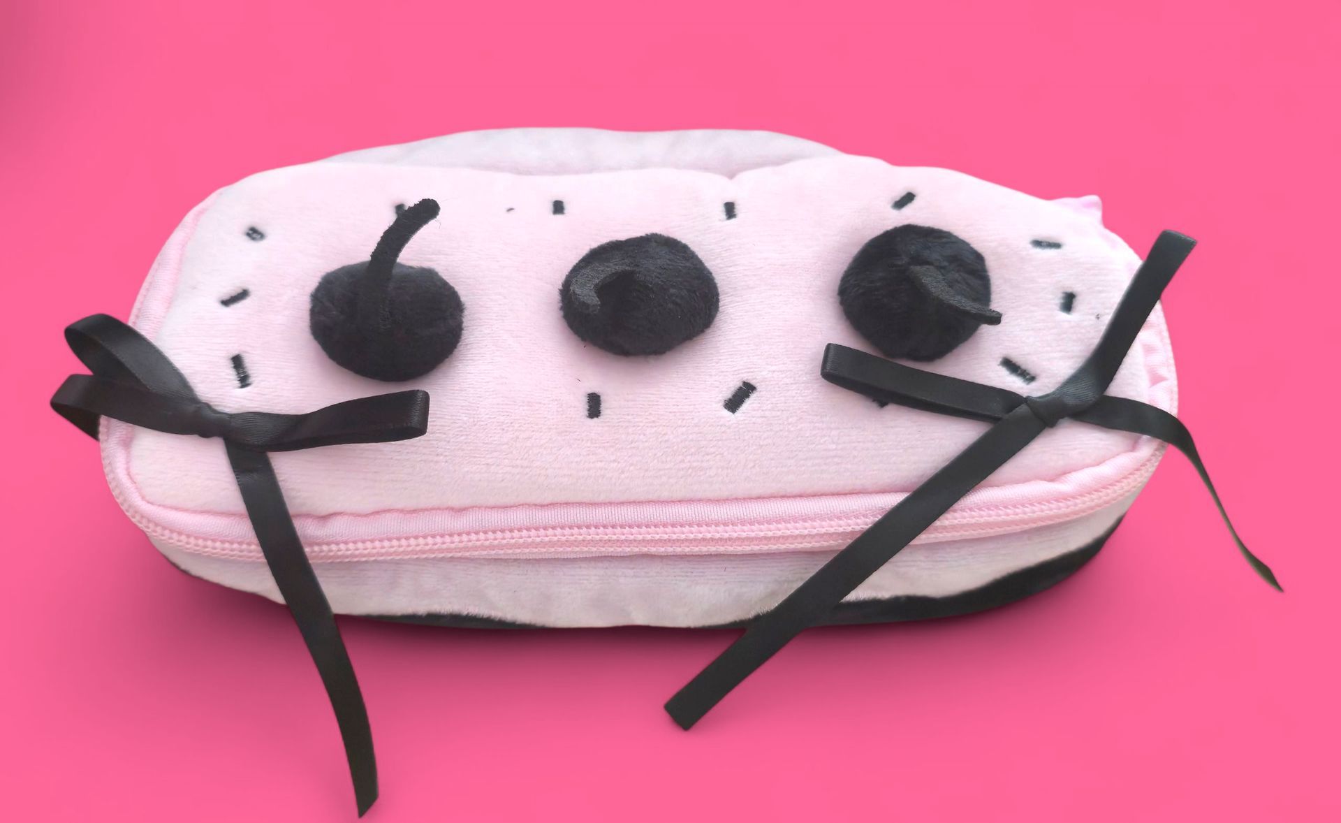 Estuche con forma de pastel rosado