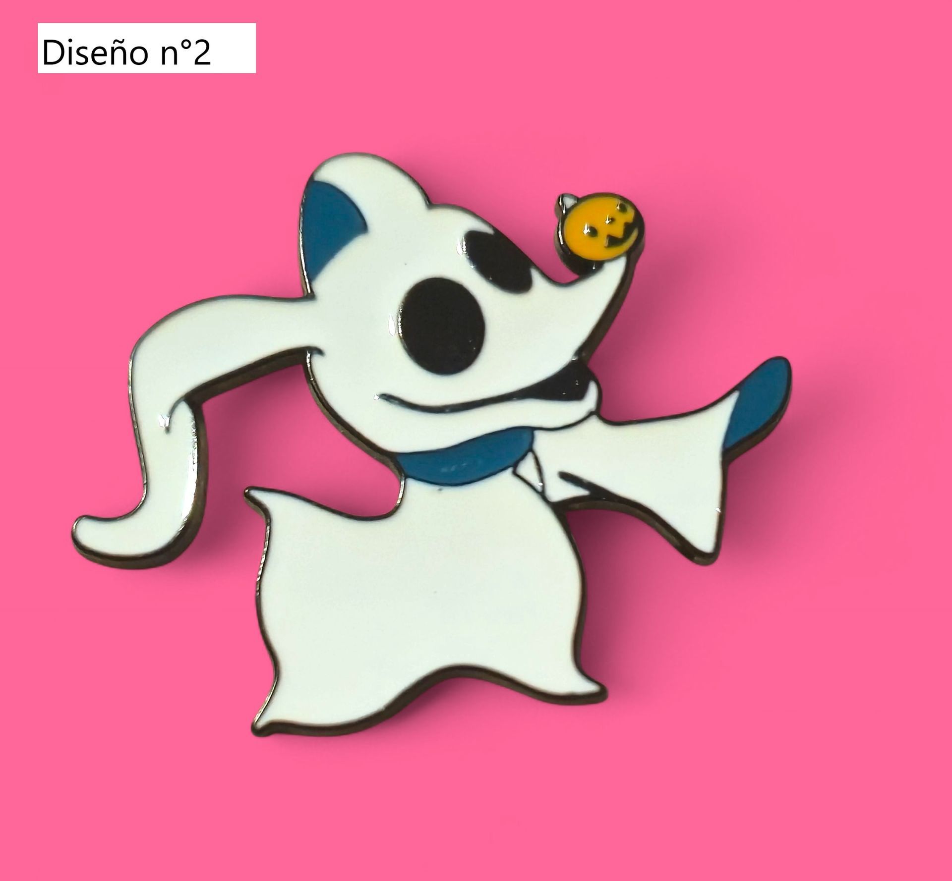 Zero de Pesadilla antes de Navidad en un pin de corazón amarillo con un borde festoneado negro; fondo rosa.