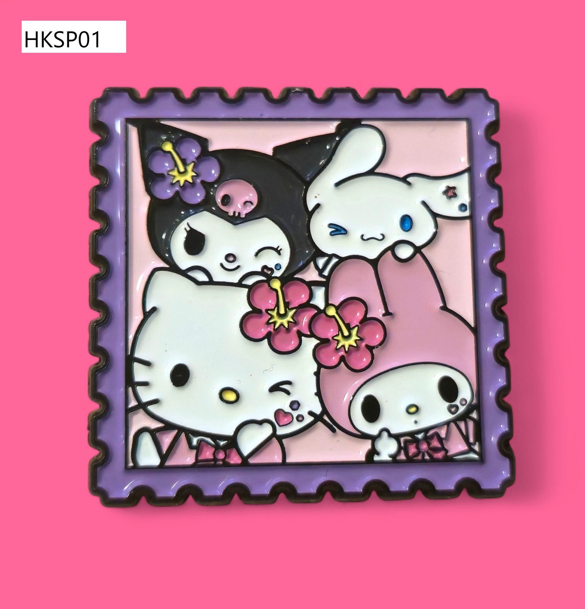 Pin con cuatro personajes de Sanrio: Kuromi, Cinnamoroll, Hello Kitty y My Melody, dentro de un marco de sello postal morado.