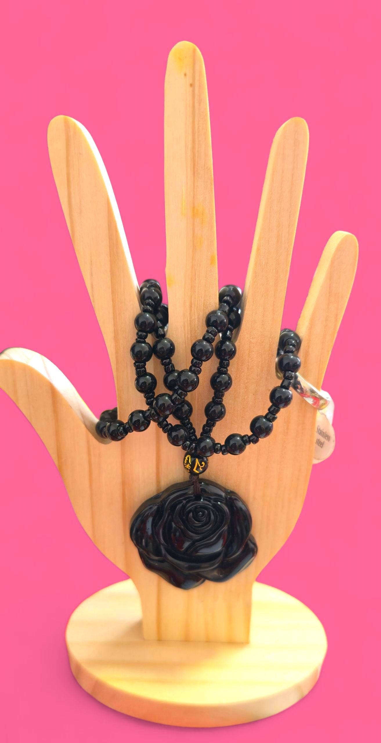 Collar con adorno de rosa negra