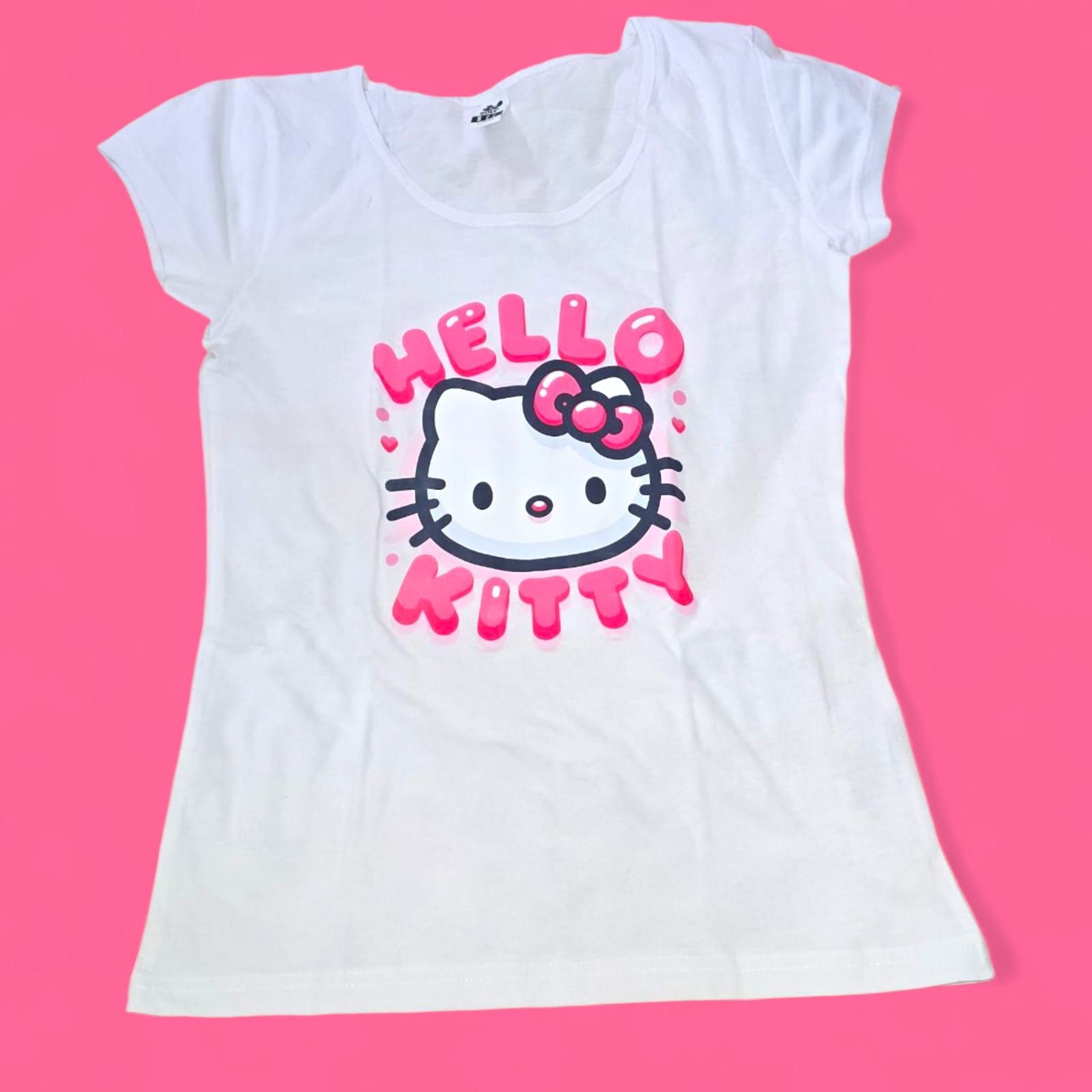 Persona con cabello azul, camiseta de Hello Kitty, jeans negros rotos, botas militares, de pie en un callejón.