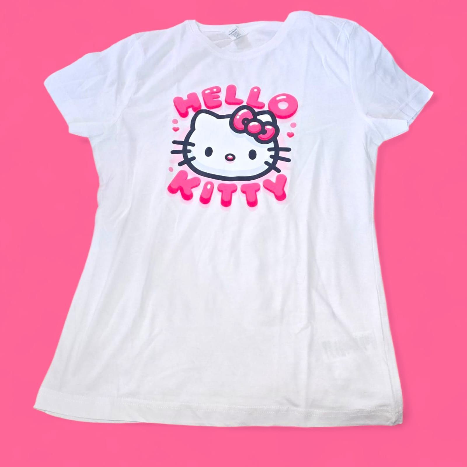 Una persona con una camiseta de Hello Kitty, vaqueros rotos y botas está de pie en un callejón.