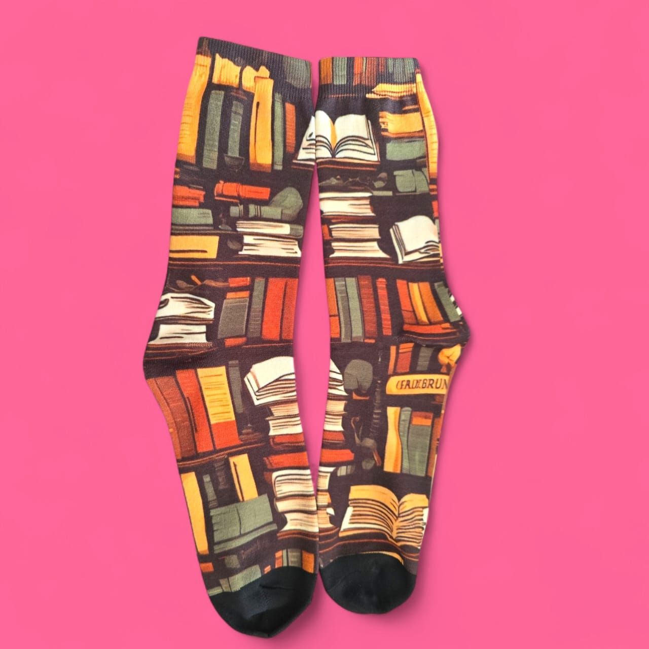 Calcetines con temática de libros, con coloridos libros apilados sobre un fondo rosa.
