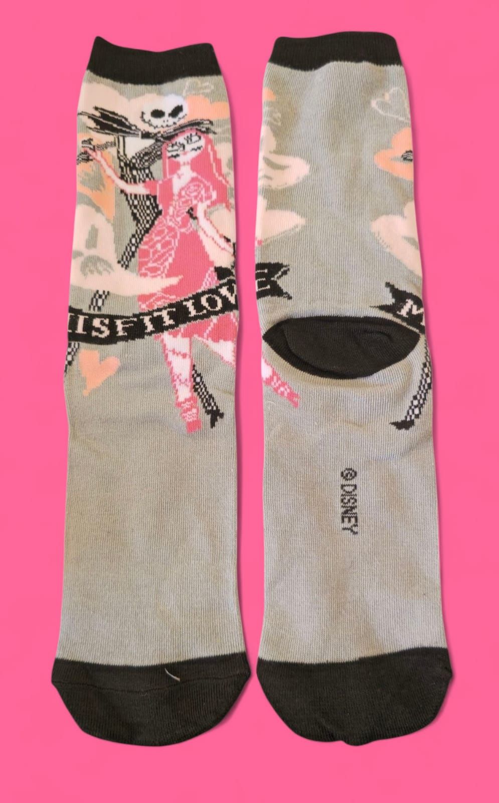 Par de calcetines con Jack y Sally de Pesadilla antes de Navidad. Grises con detalles rosas y negros.