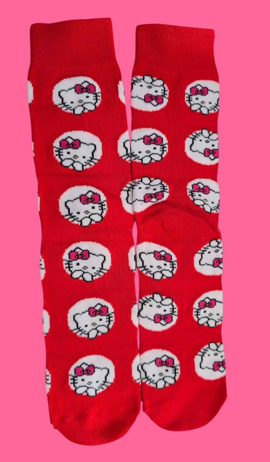 Calcetines rojos con caritas blancas de Hello Kitty dentro de círculos blancos.