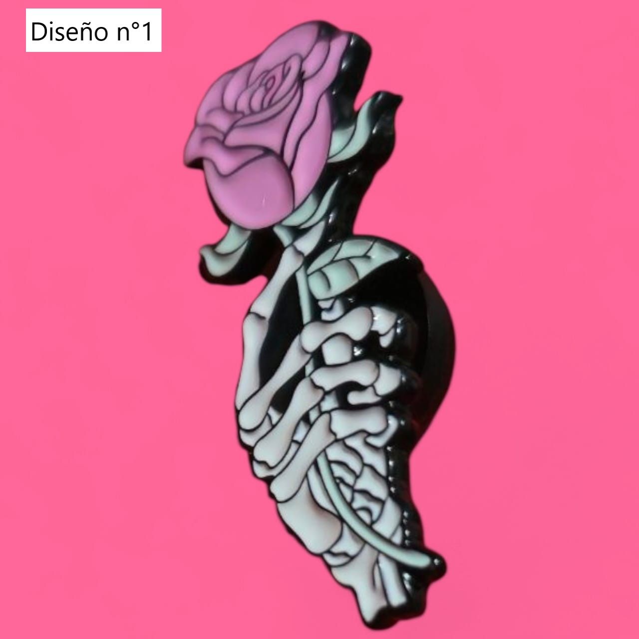 Mano esqueleto sosteniendo una rosa rosa, sobre un fondo rosa.