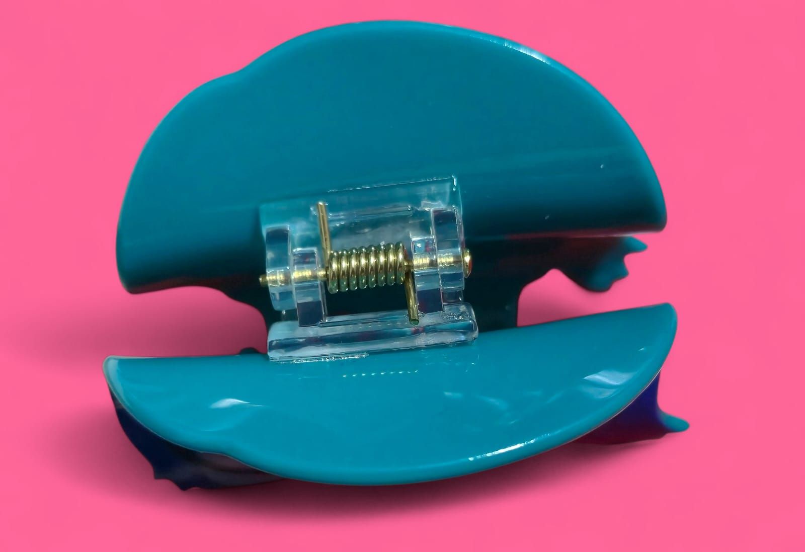 Tristeza, el muñeco de Inside Out, azul con ojos grandes y gafas, sobre un fondo rosa.