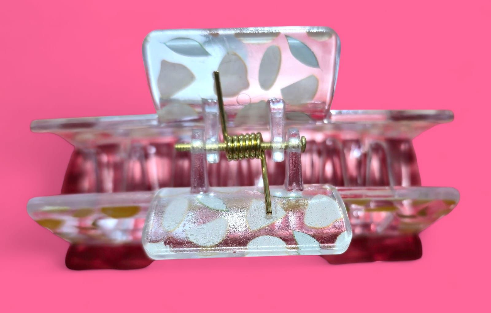 Pinza para el cabello de acrílico transparente con estampado de limones.