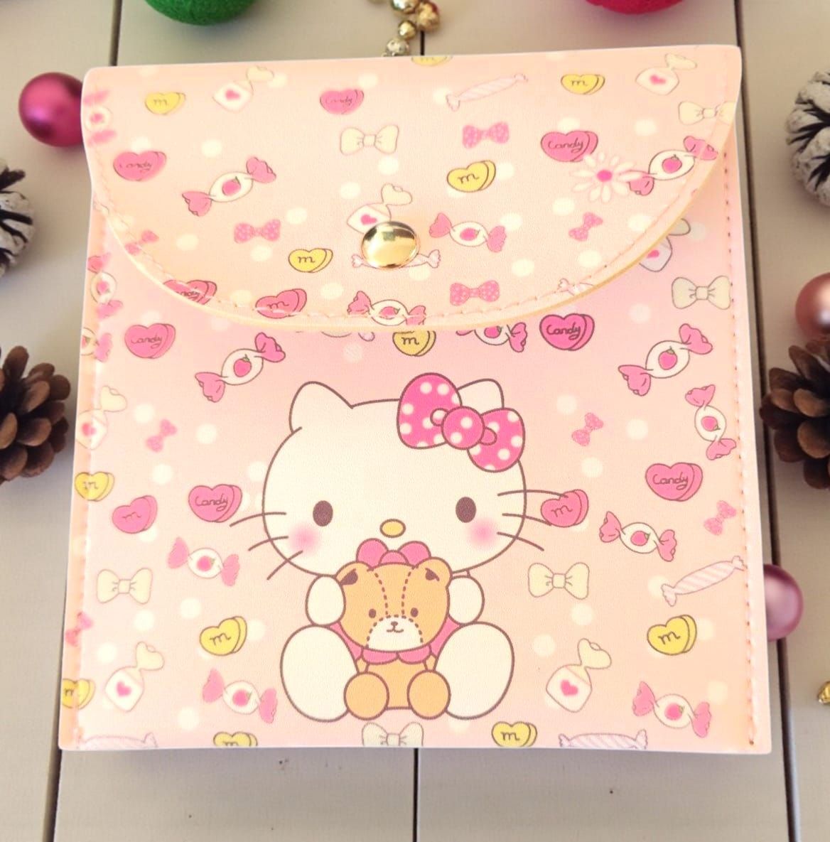 Bolsita rosa de Hello Kitty con detalles de caramelos y ositos de peluche.