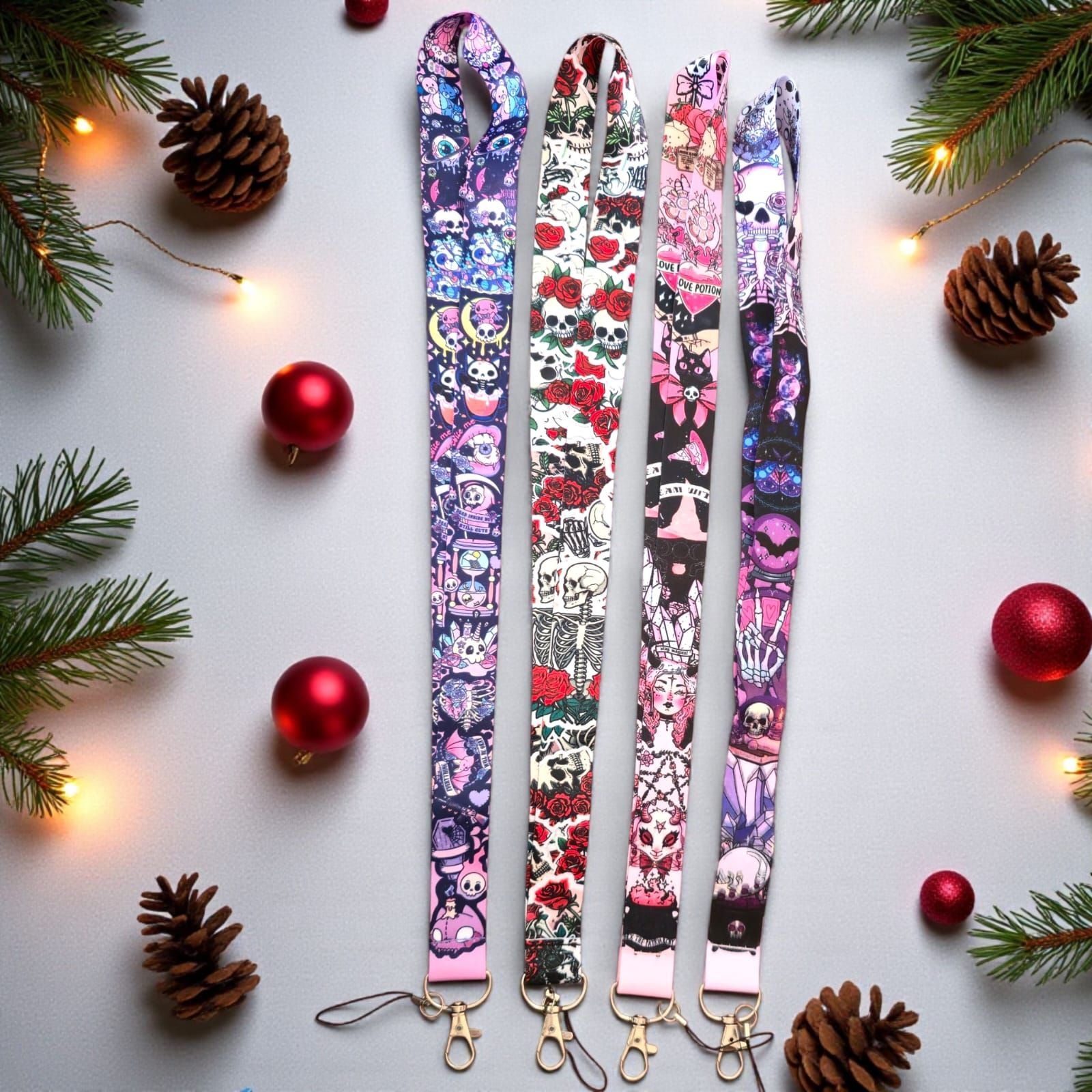 Cinco cordones estampados con calaveras y rosas sobre una mesa decorada con motivos navideños.