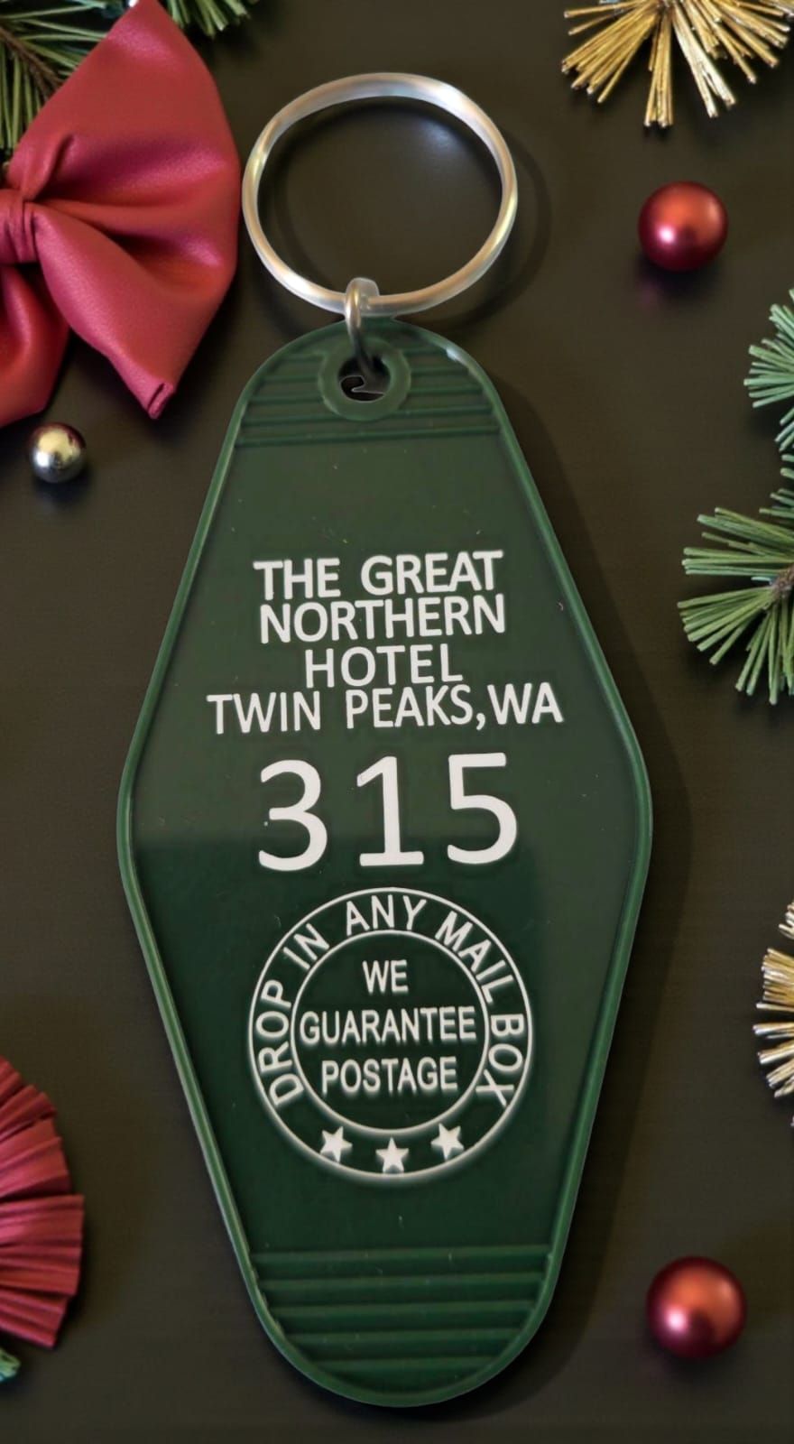 Etiqueta verde para la llave del Great Northern Hotel, Twin Peaks, WA, habitación 315, con decoraciones navideñas.
