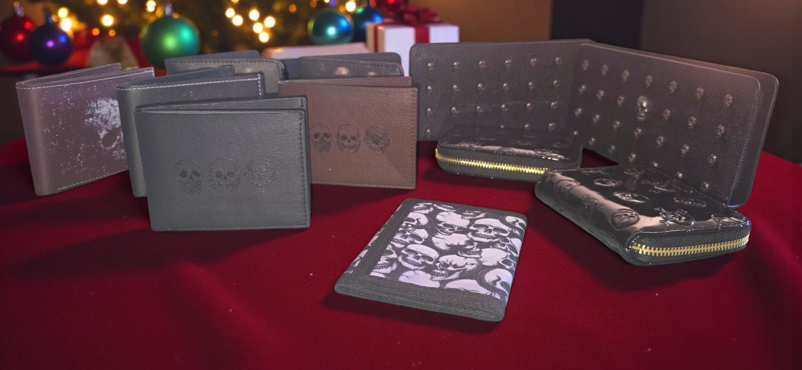 Carteras sobre una superficie roja, con un árbol de Navidad al fondo.