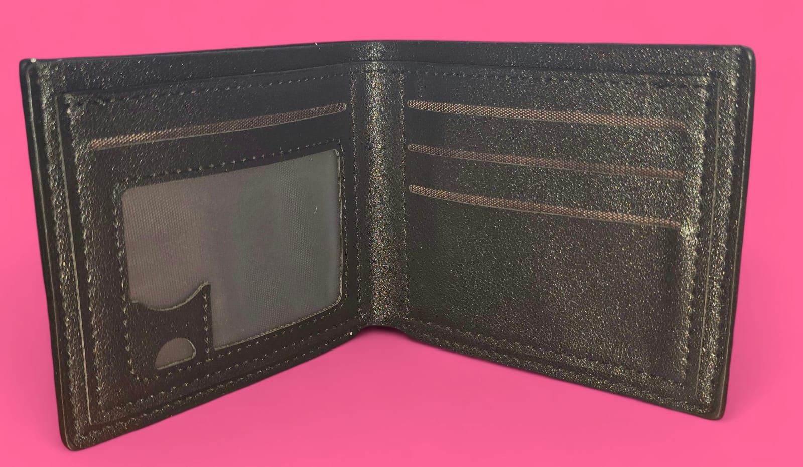 Cartera negra con diseño de calavera blanca.