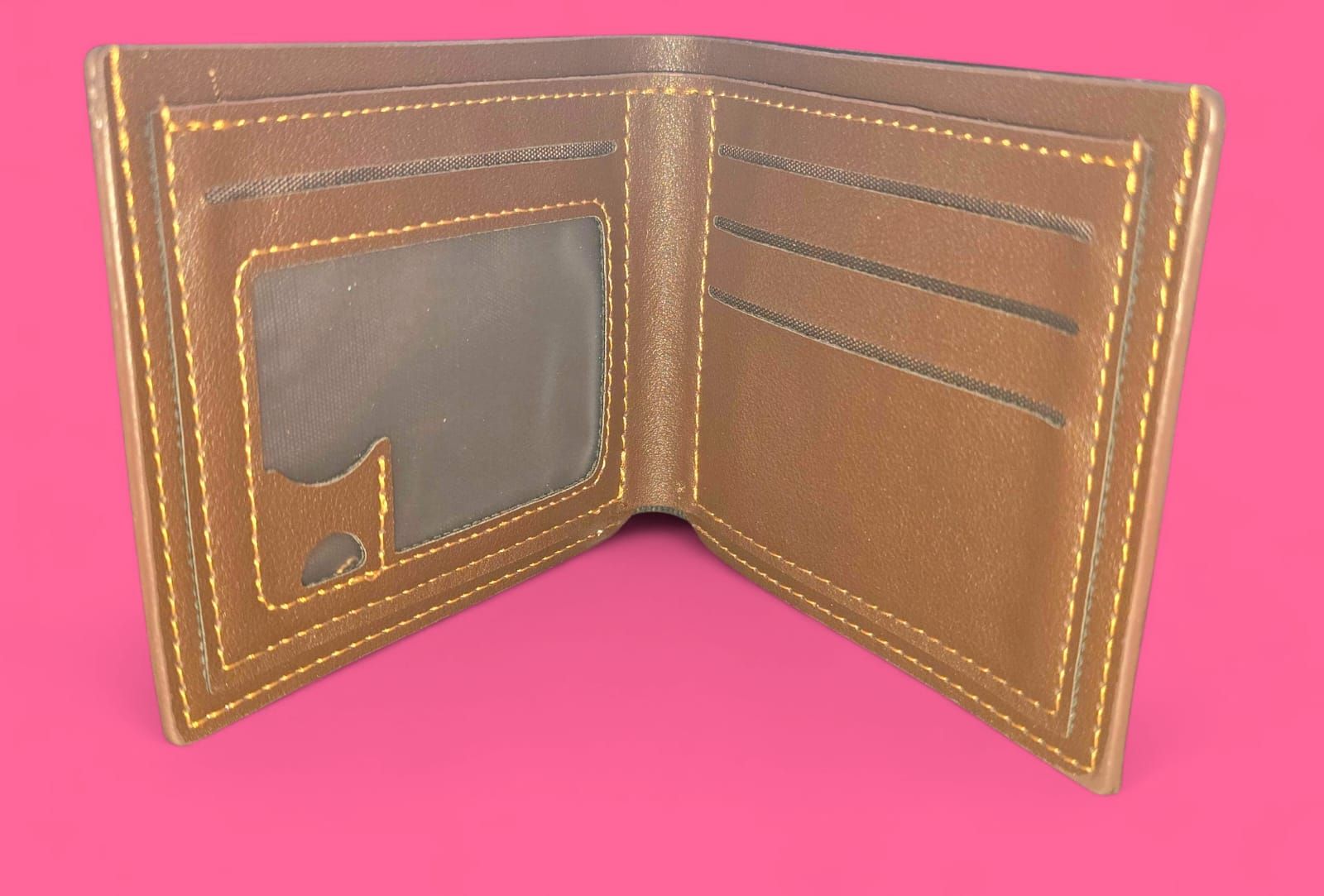 Cartera de piel marrón con un diseño de calavera blanca sobre fondo rosa.