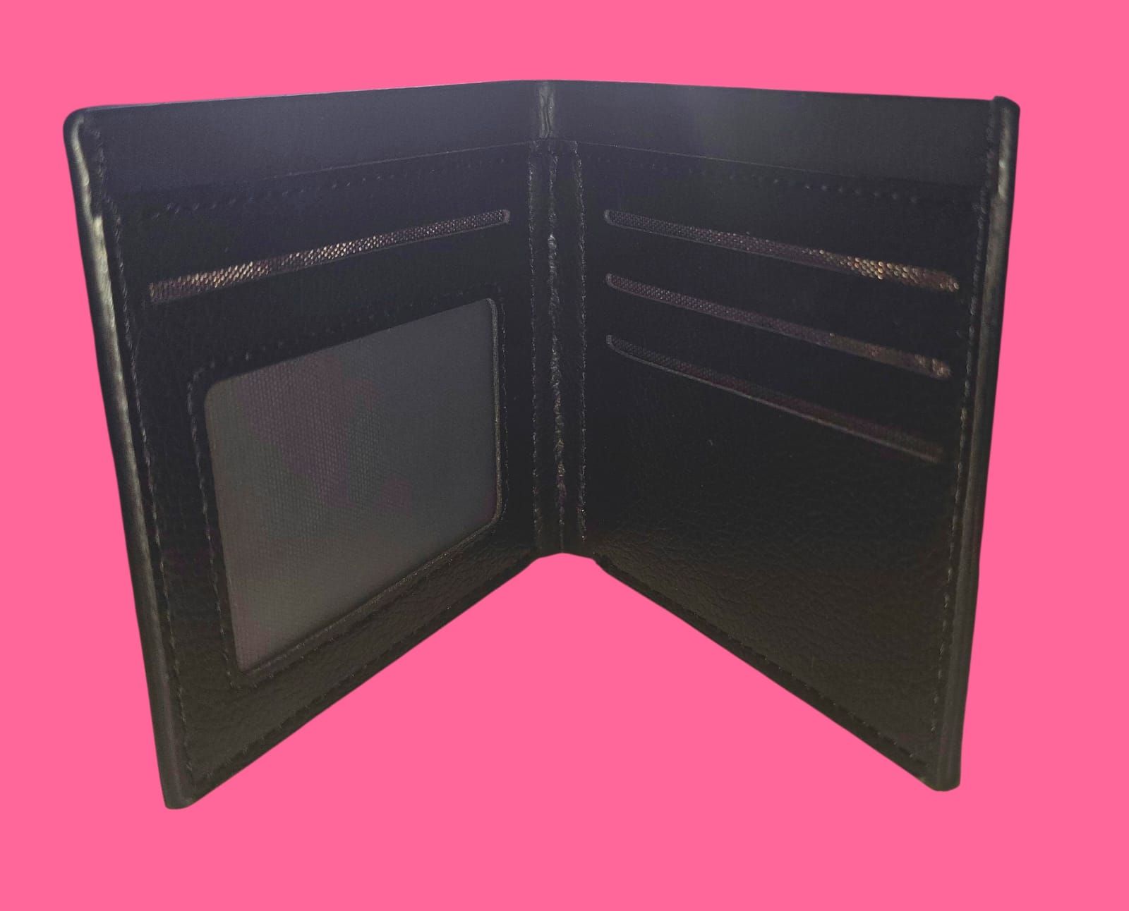 Cartera de piel negra con tres diseños de calaveras sobre fondo rosa.