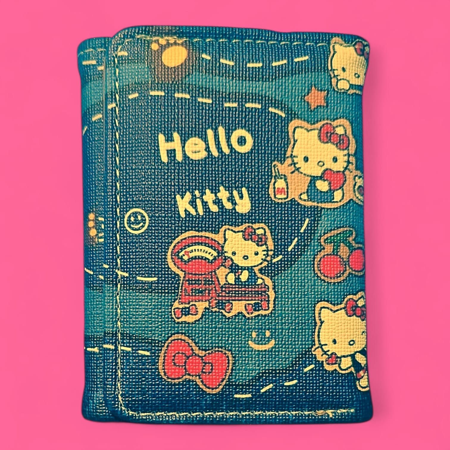 Cartera vaquera Hello Kitty con detalles bordados.