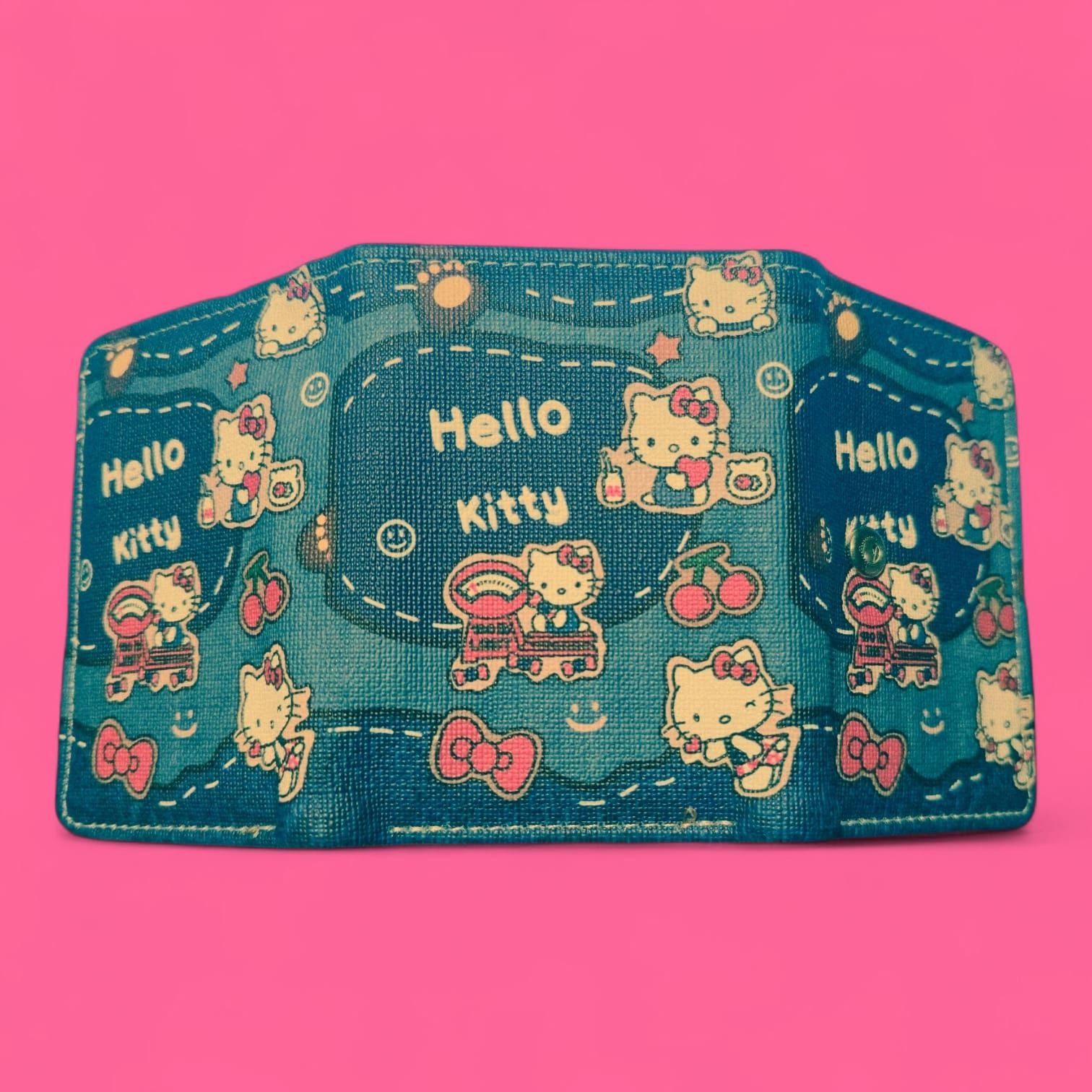 Cartera vaquera Hello Kitty con detalles bordados.