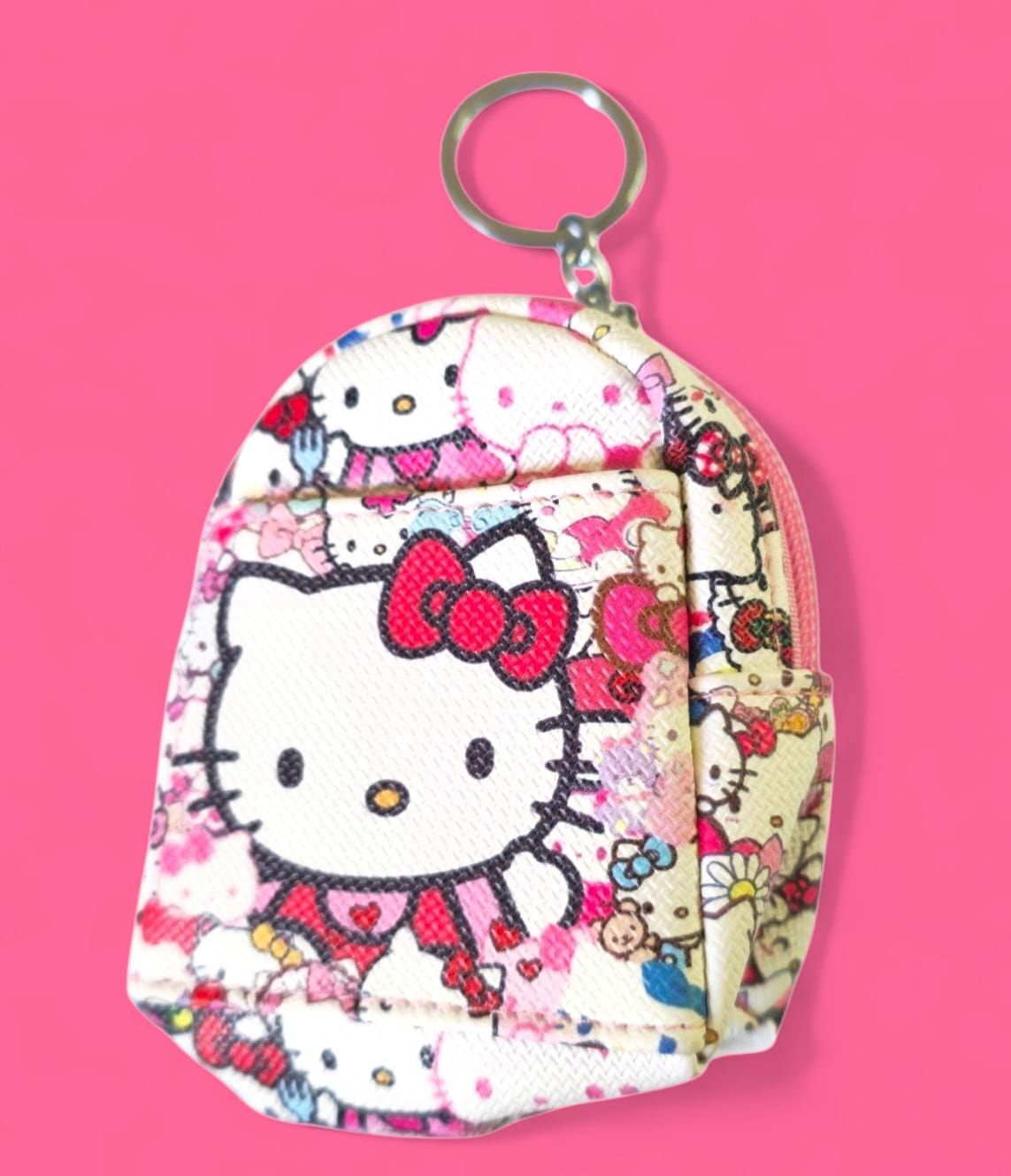 Llavero de mochila de Hello Kitty con lazo rosa, rodeado de otros diseños de Hello Kitty.