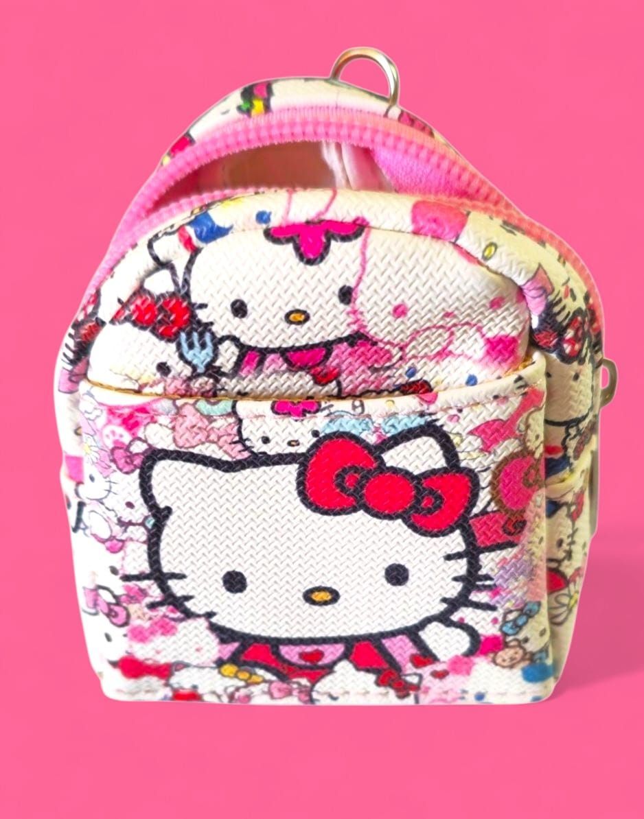 Llavero de mochila de Hello Kitty con lazo rosa, rodeado de otros diseños de Hello Kitty.