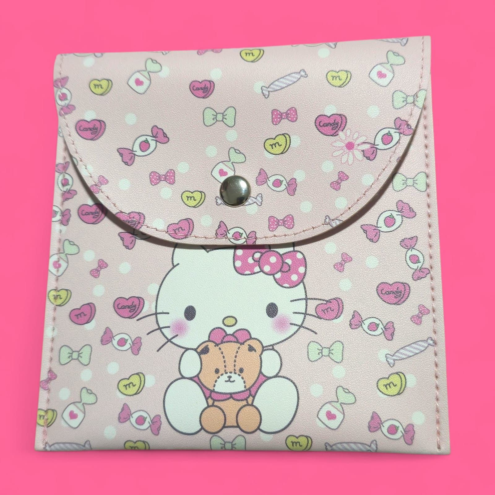 Bolsita rosa de Hello Kitty con estampado de caramelos y ositos de peluche.