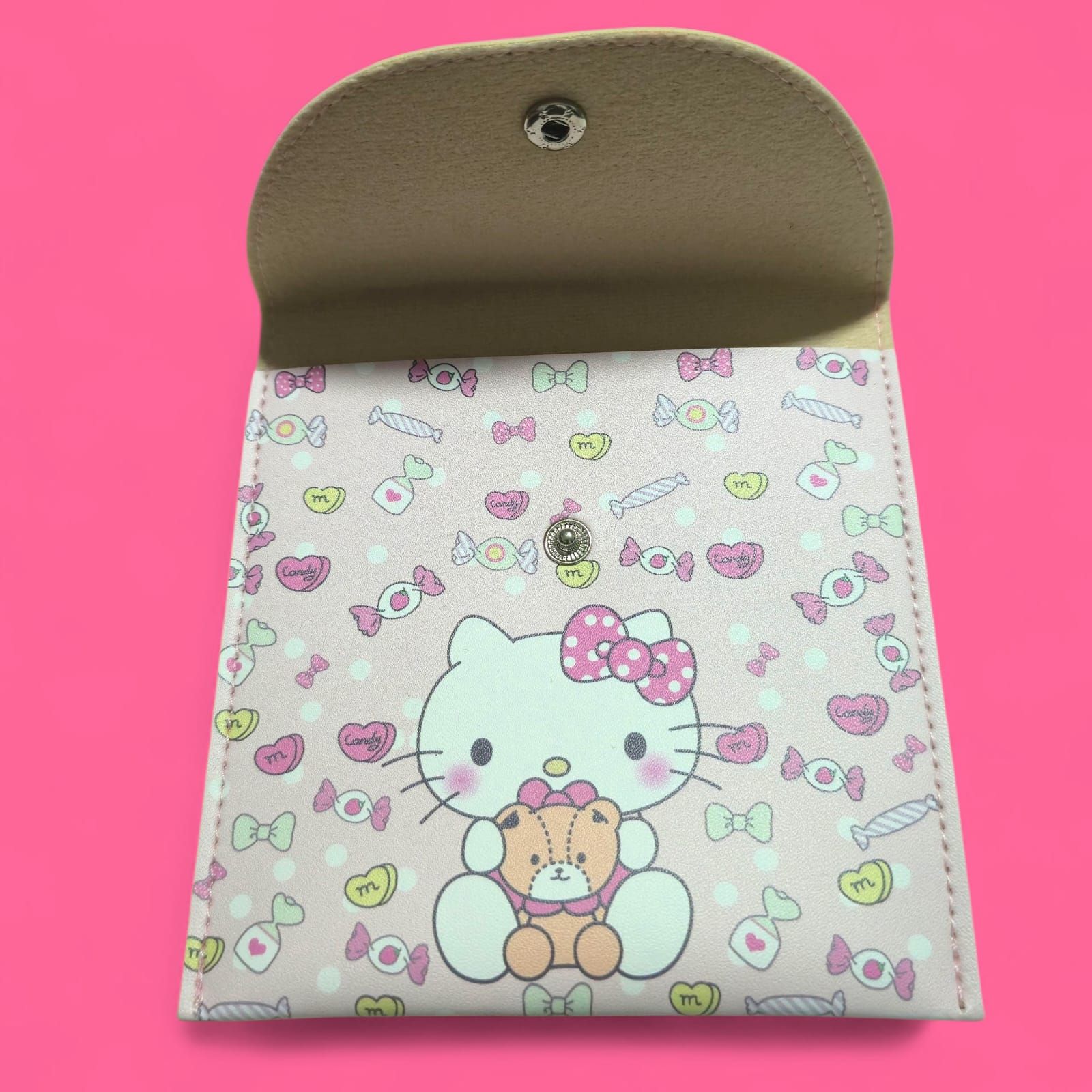 Bolsita rosa de Hello Kitty con estampado de caramelos y ositos de peluche.