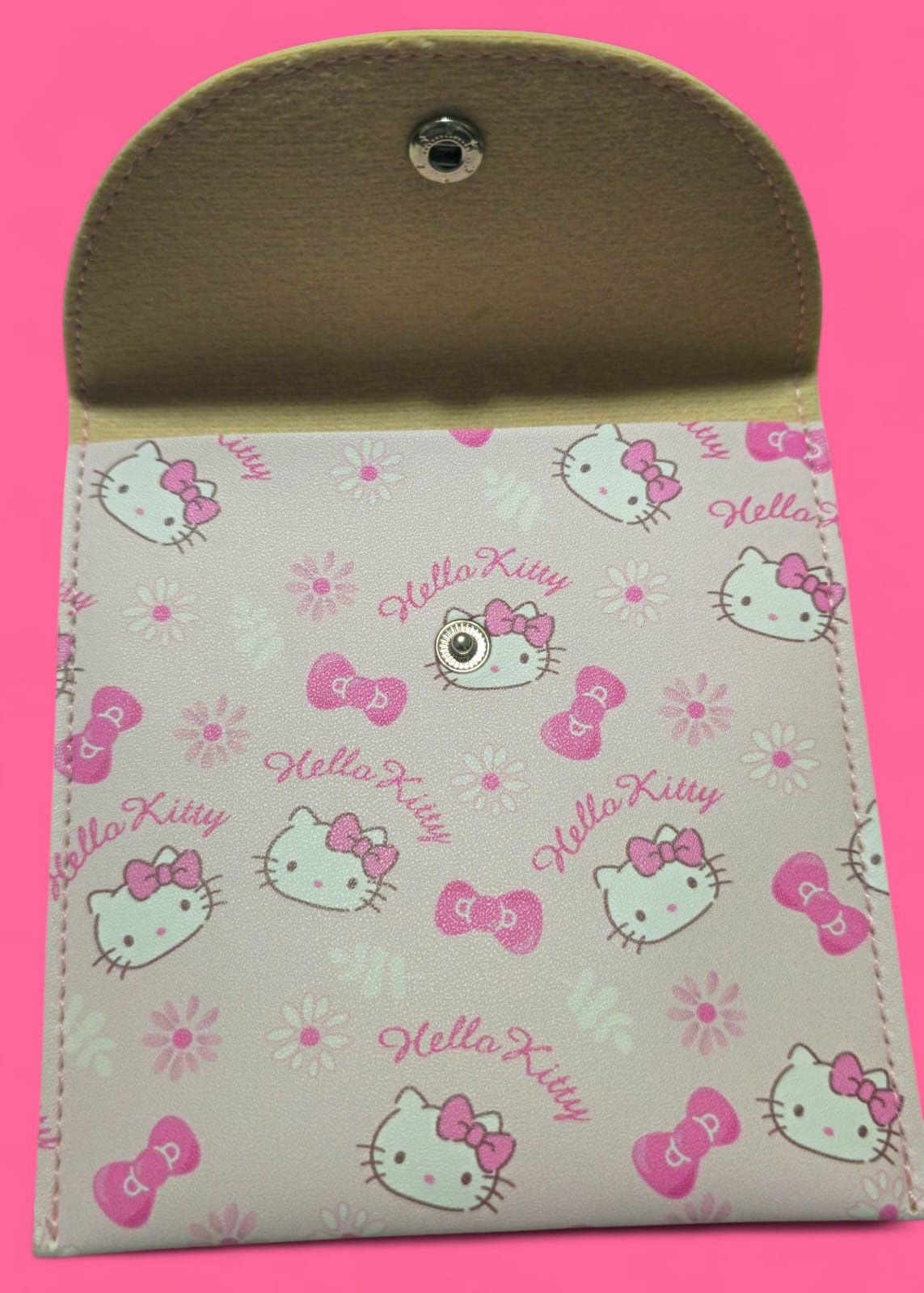 Monedero rosa de Hello Kitty con cierre a presión, decorado con el personaje, lazos y margaritas.