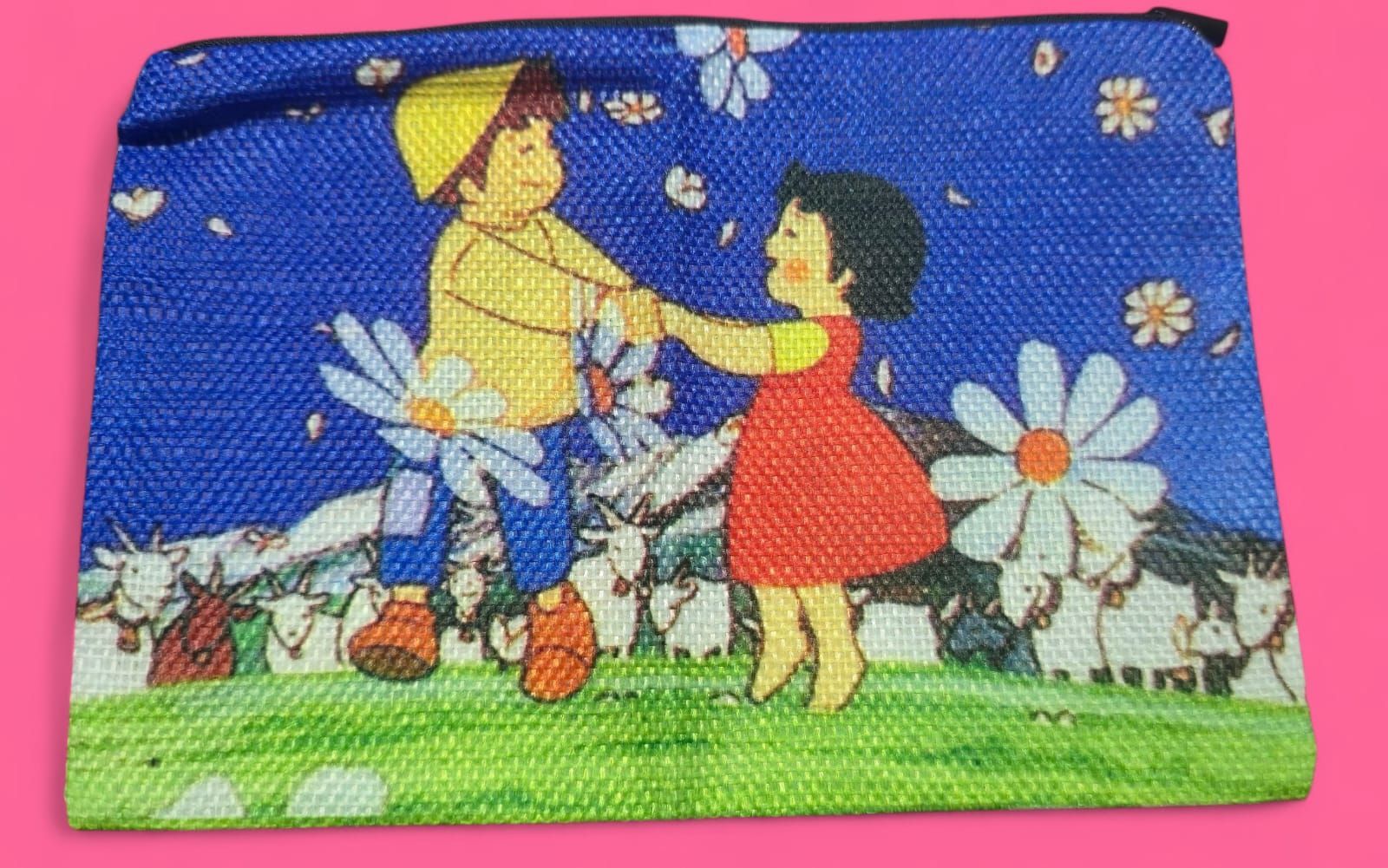 Monedero con un dibujo de una niña y un niño bailando en un campo con margaritas, ovejas y un cielo azul.