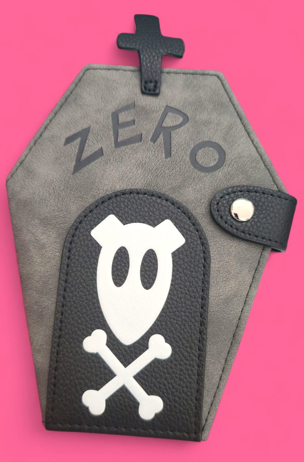 Cartera gris con forma de ataúd, con la palabra