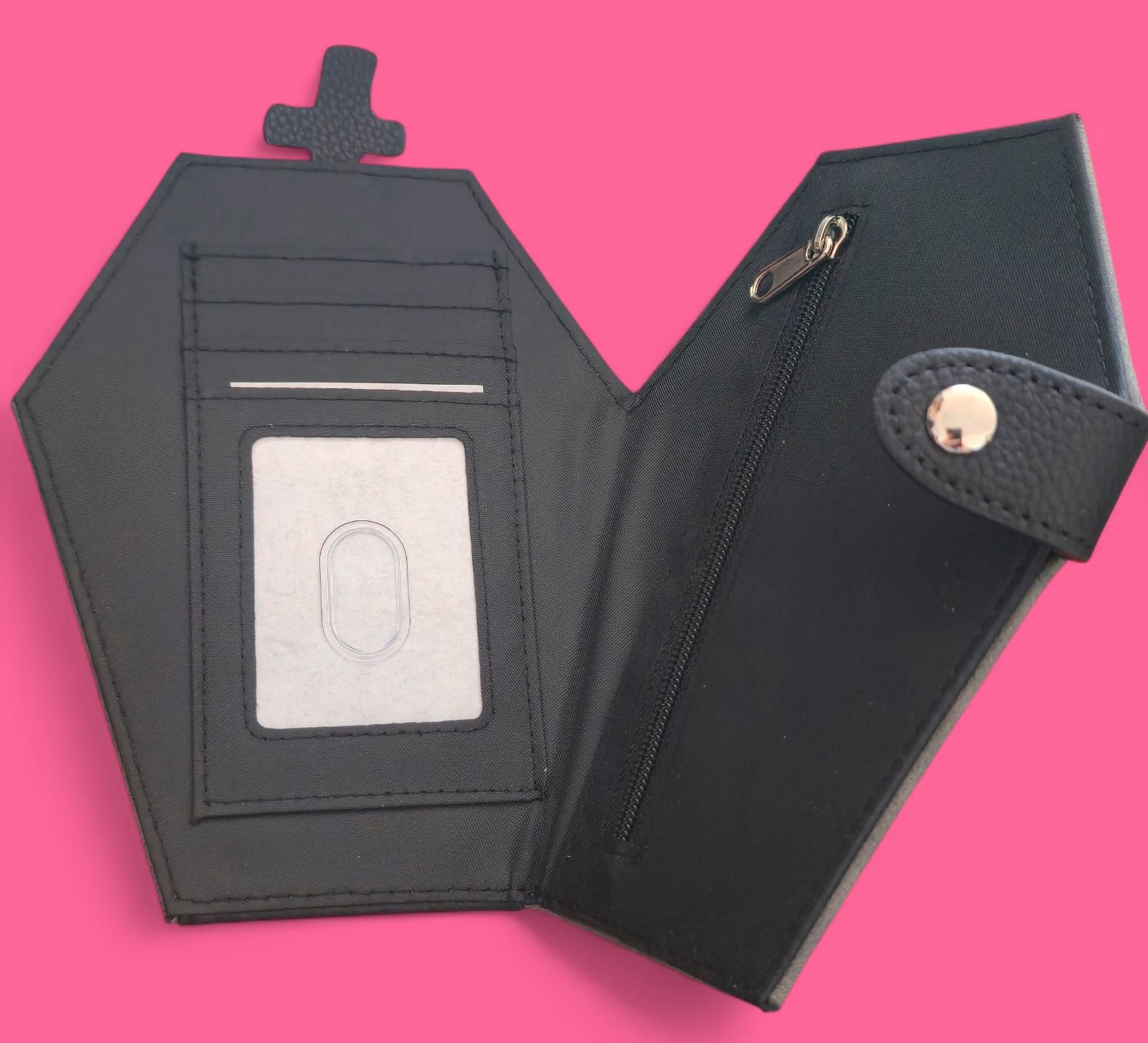 Cartera gris con forma de ataúd, con la palabra