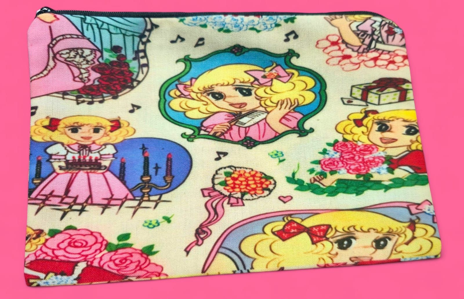 Neceser ilustrado Candy-Candy en color crema, con el personaje de dibujos animados en diferentes escenas.