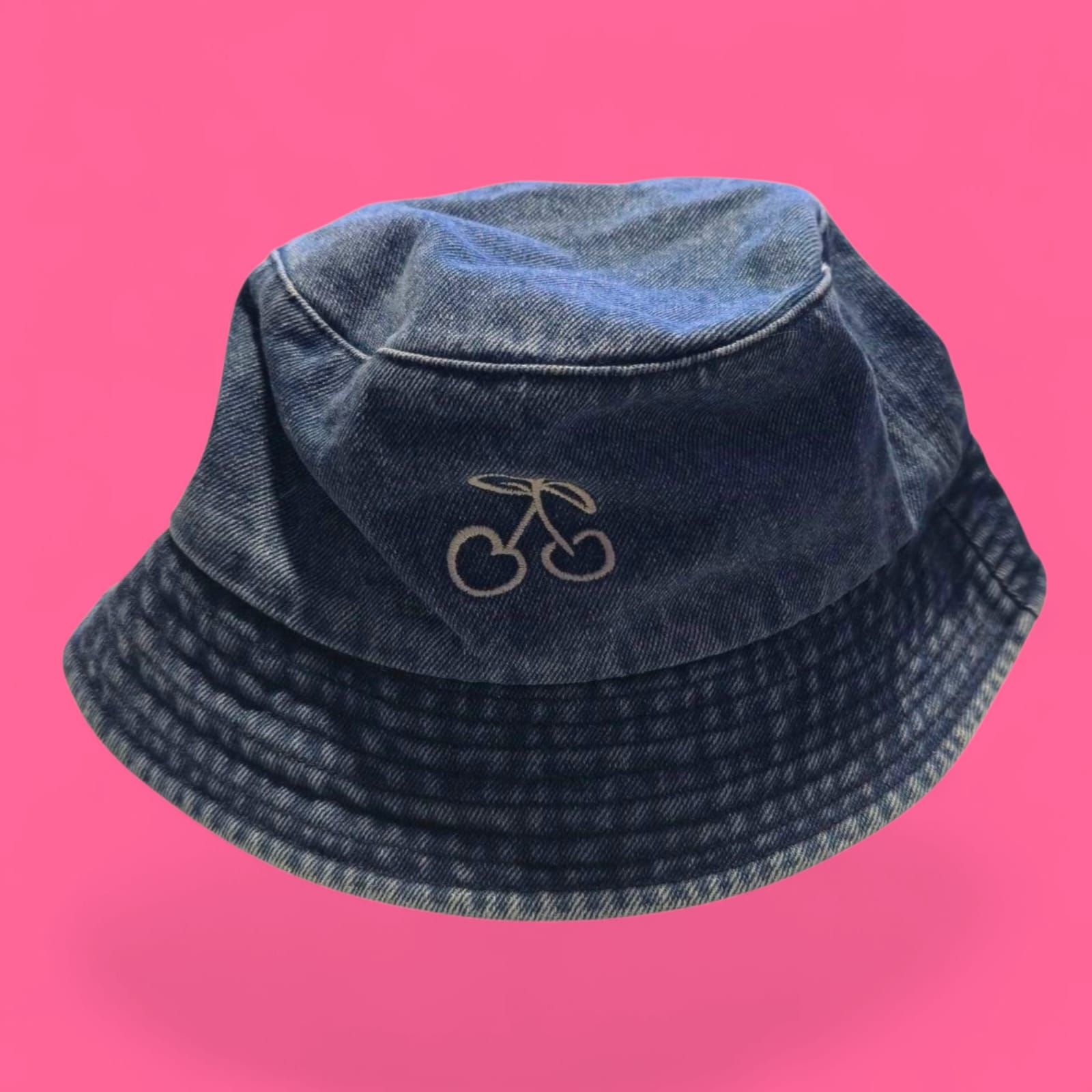 Sombrero de pescador de mezclilla azul con diseño de cereza bordada.