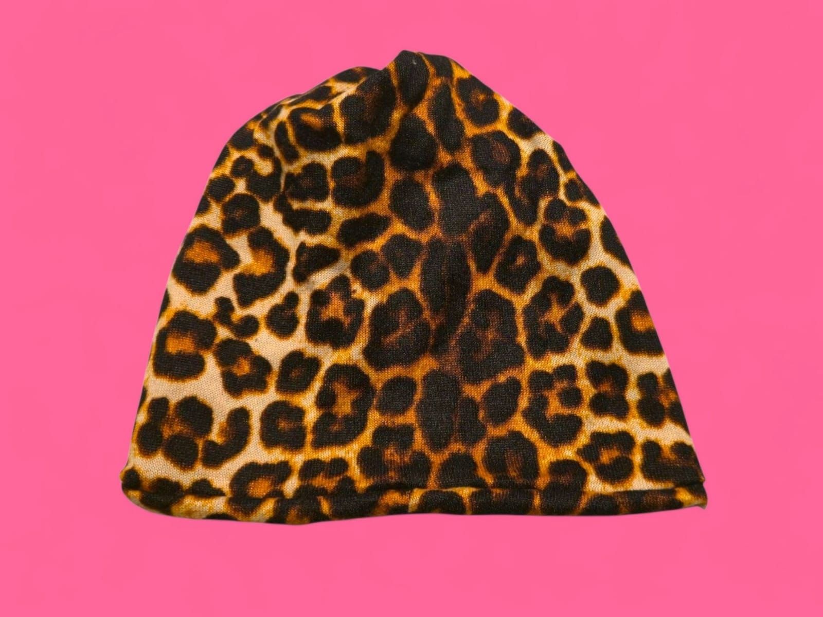 Gorro con estampado de leopardo sobre fondo rosa.