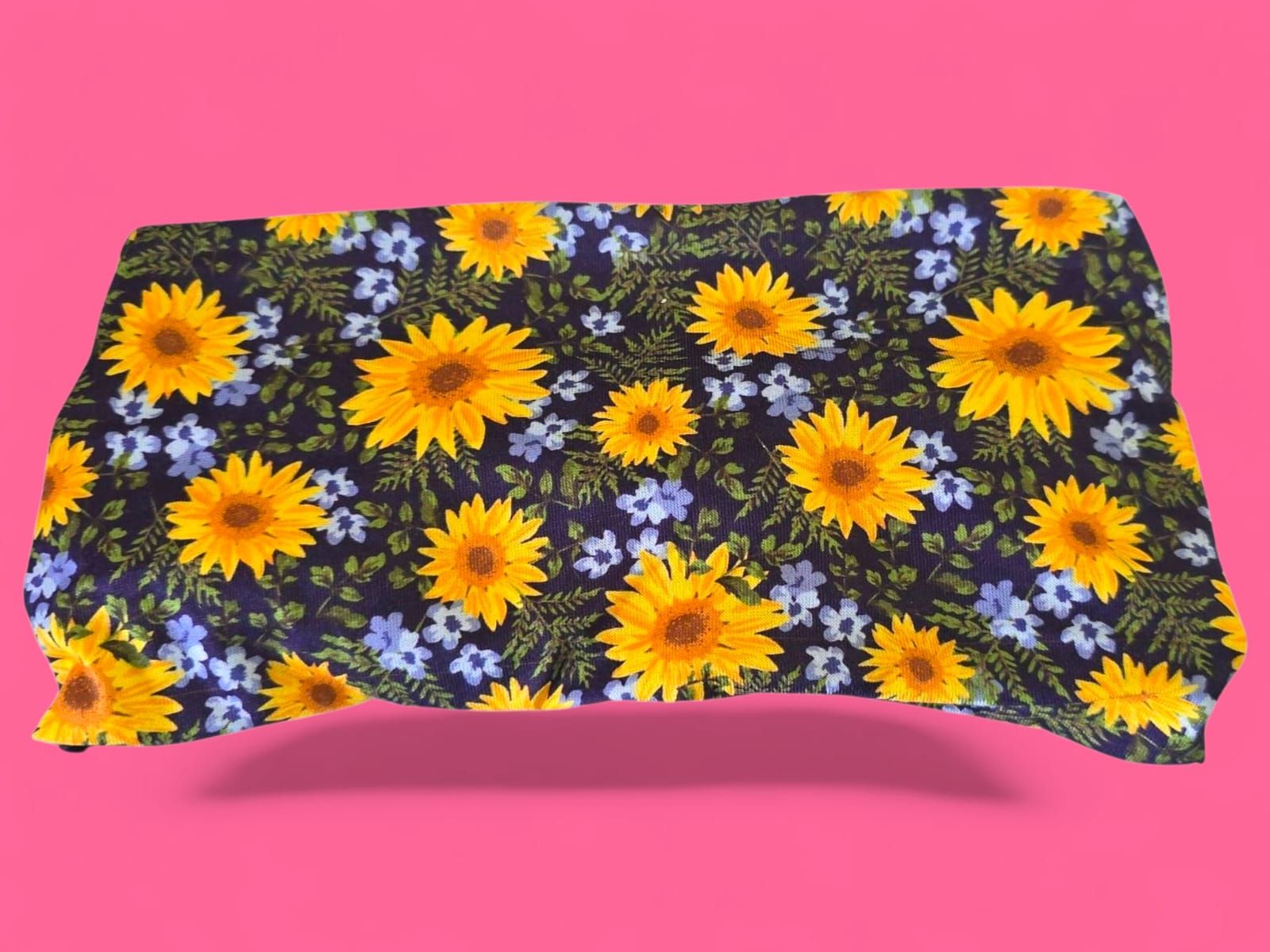 Tela de girasol con flores amarillas, detalles azules y fondo oscuro.