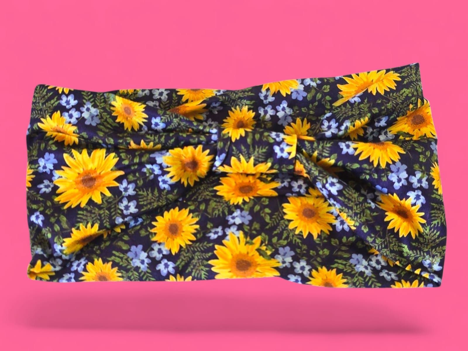 Tela de girasol con flores amarillas, detalles azules y fondo oscuro.