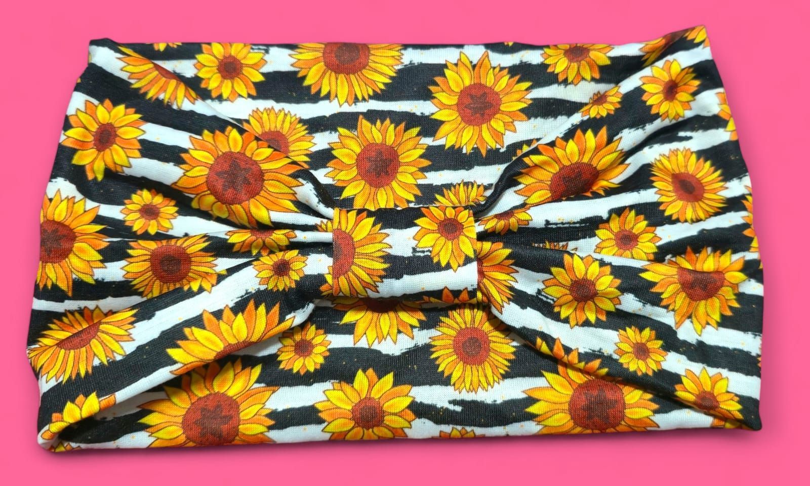 Leggings con estampado de girasoles y rayas blancas y negras.