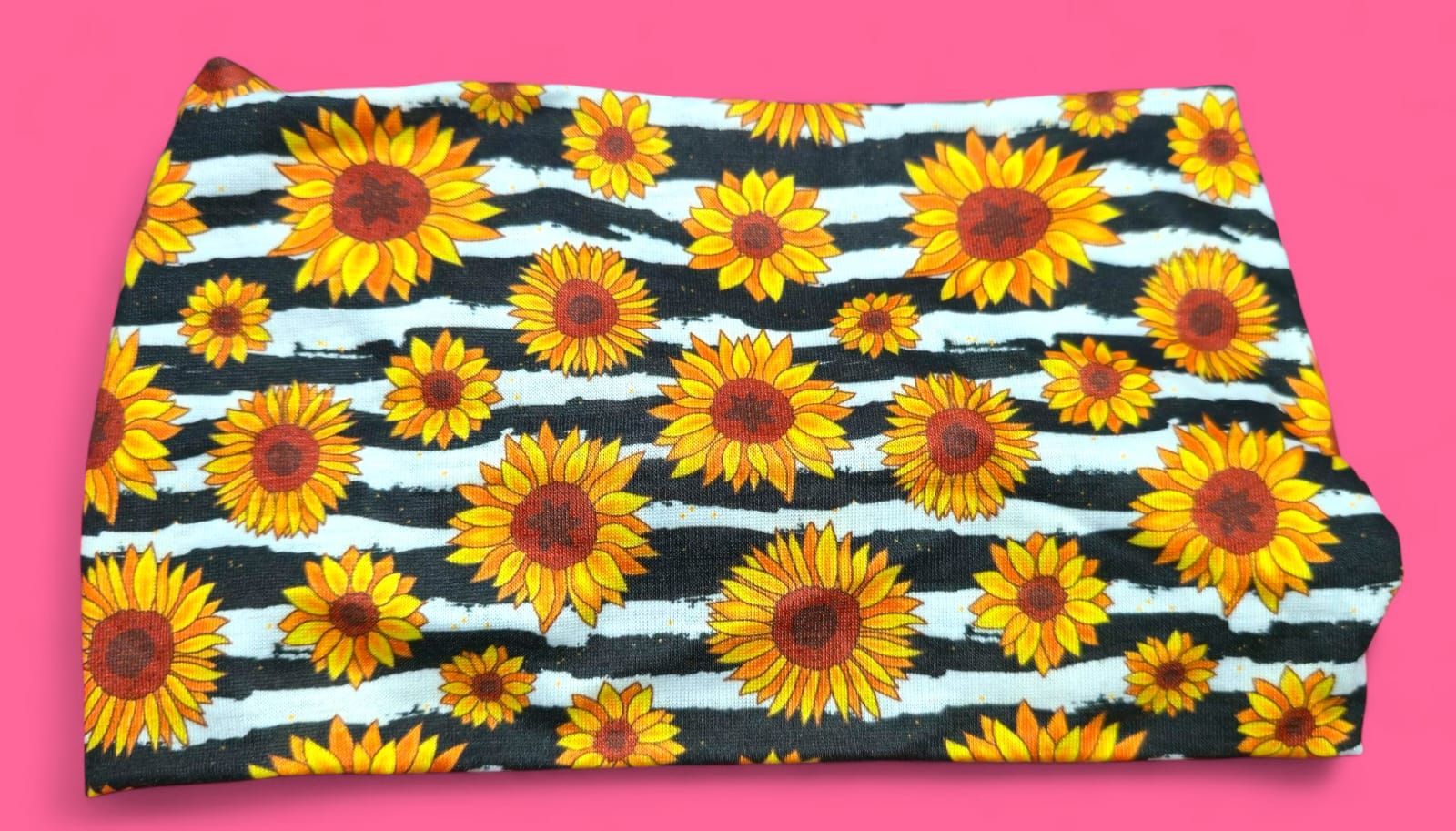 Leggings con estampado de girasoles y rayas blancas y negras.