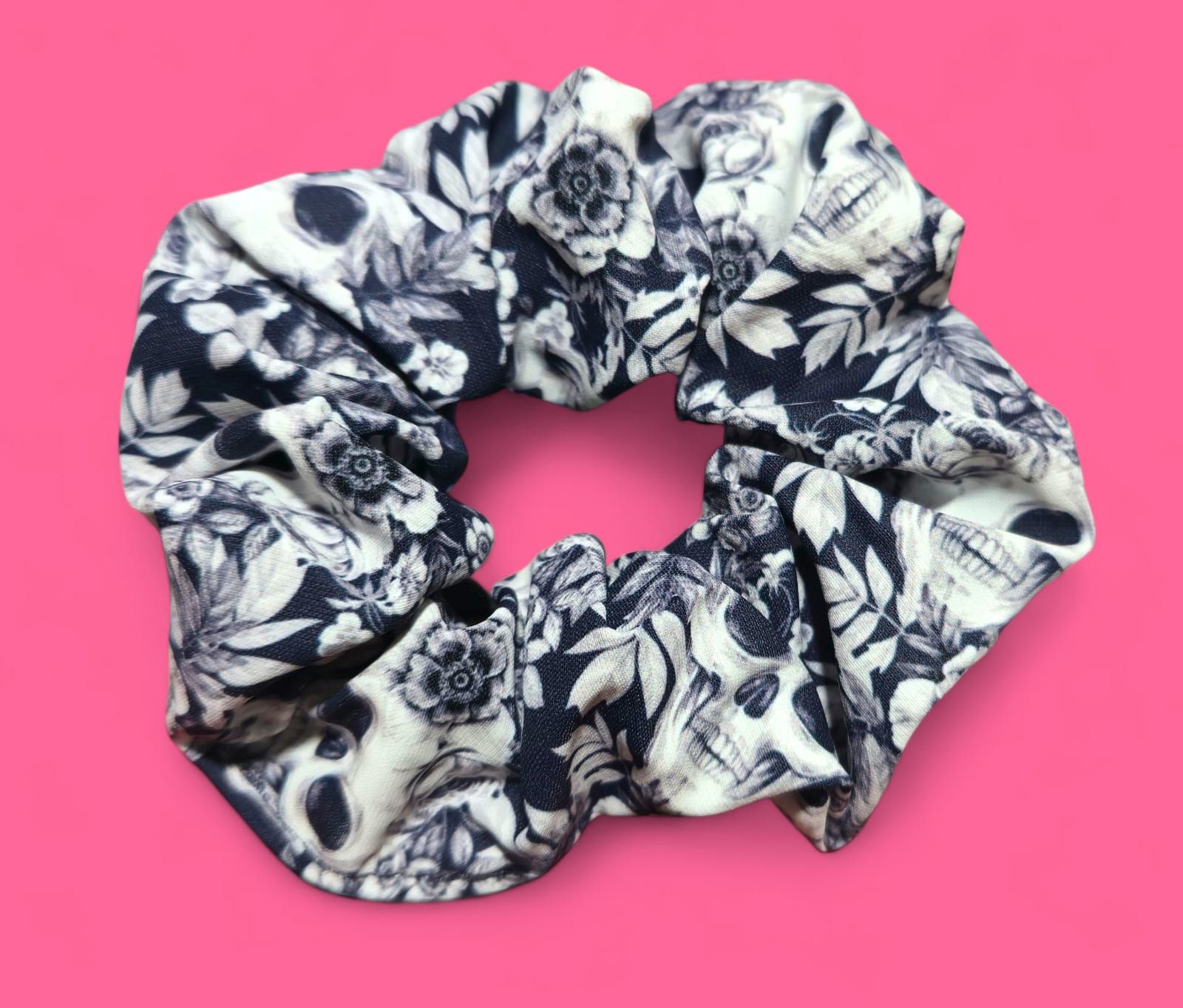 Coletero con estampado floral oscuro sobre fondo rosa.