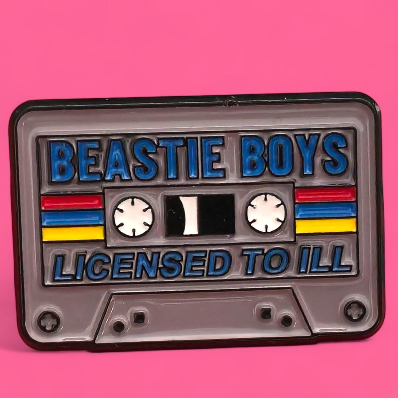 Pin con forma de cassette de Beastie Boys