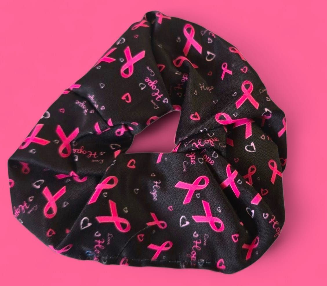 Coletero negro con cintas rosas y la palabra