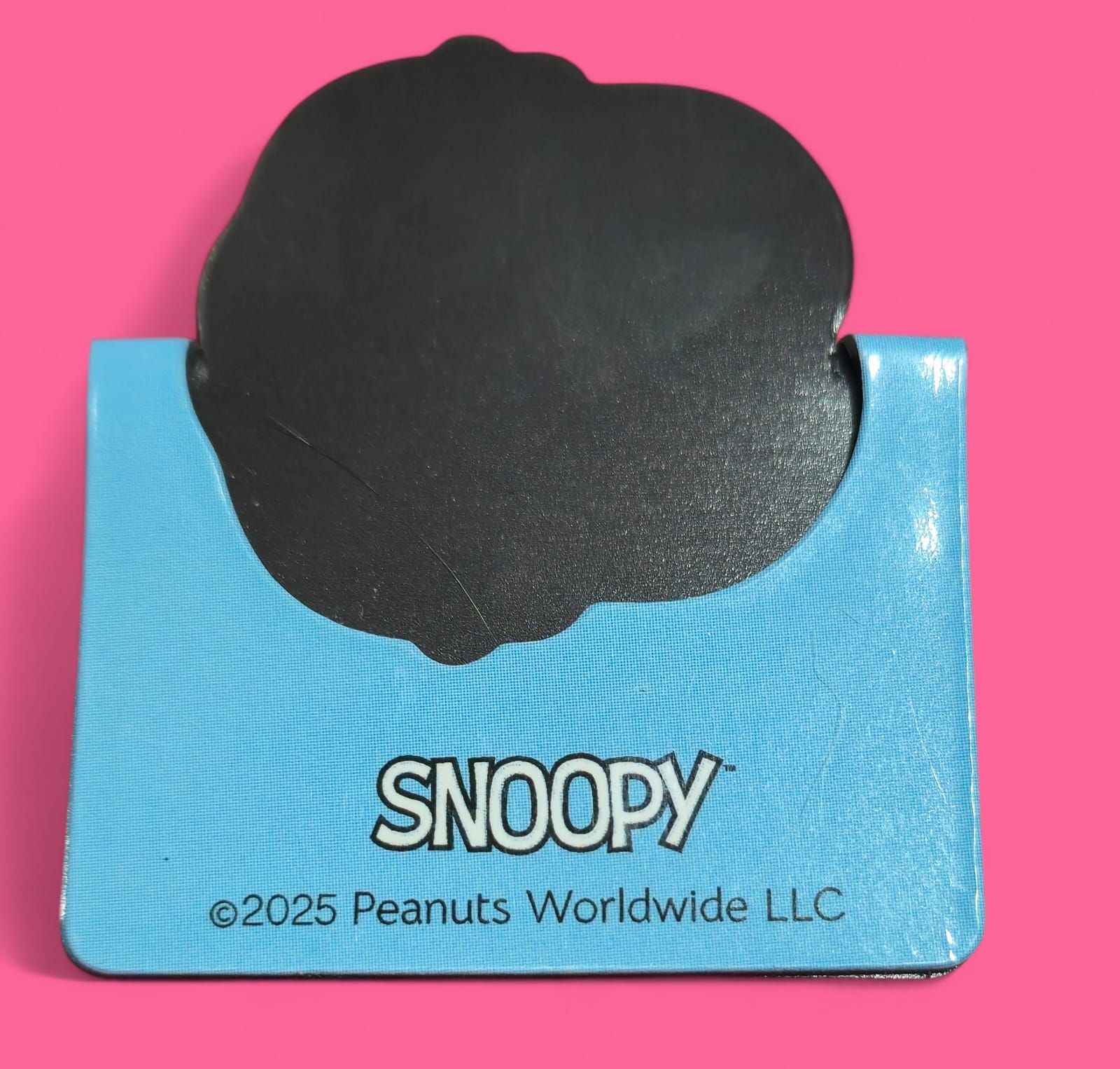 Snoopy y Woodstock abrazándose, fondo azul claro, contorno rosa y fondo.