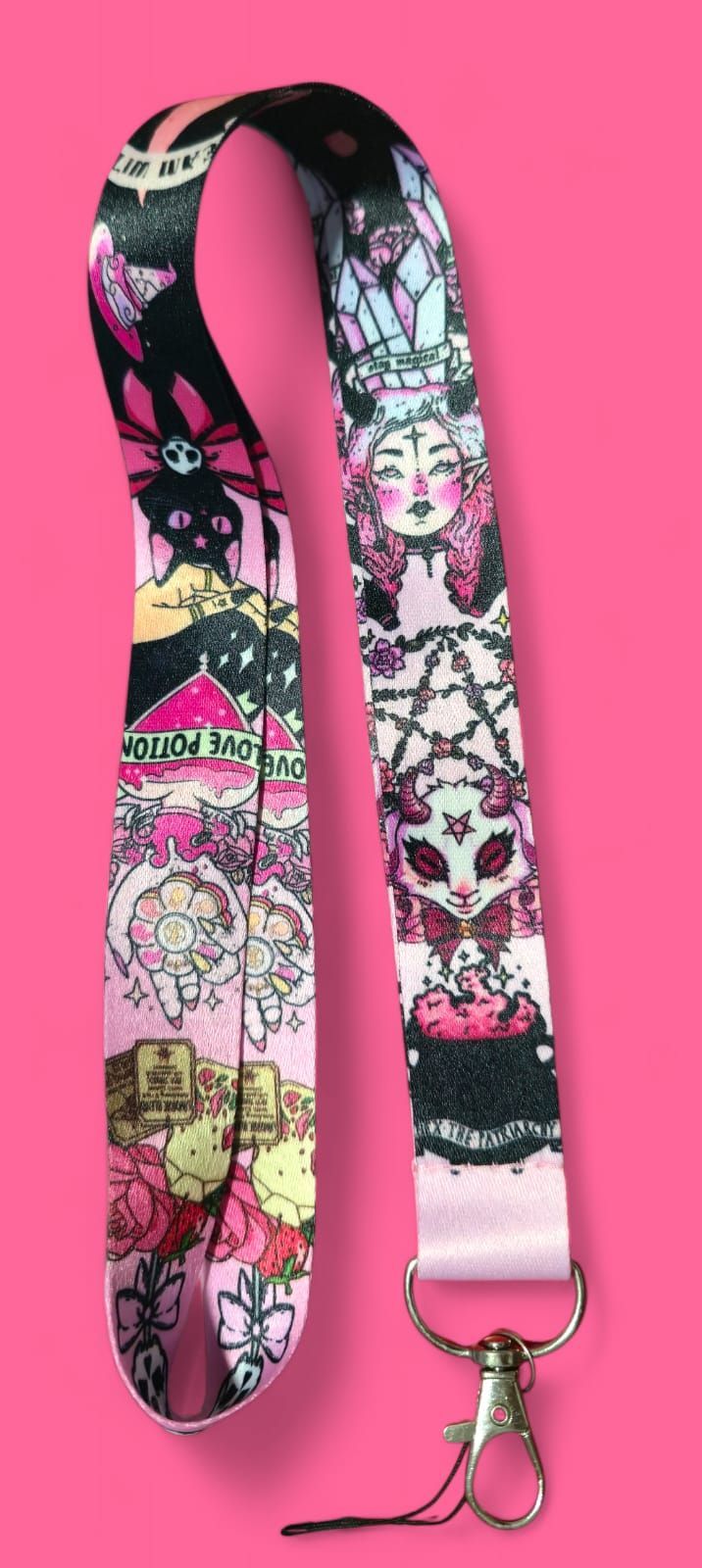 Cordón estampado en color rosa y negro con cierre de langosta sobre un fondo rosa.